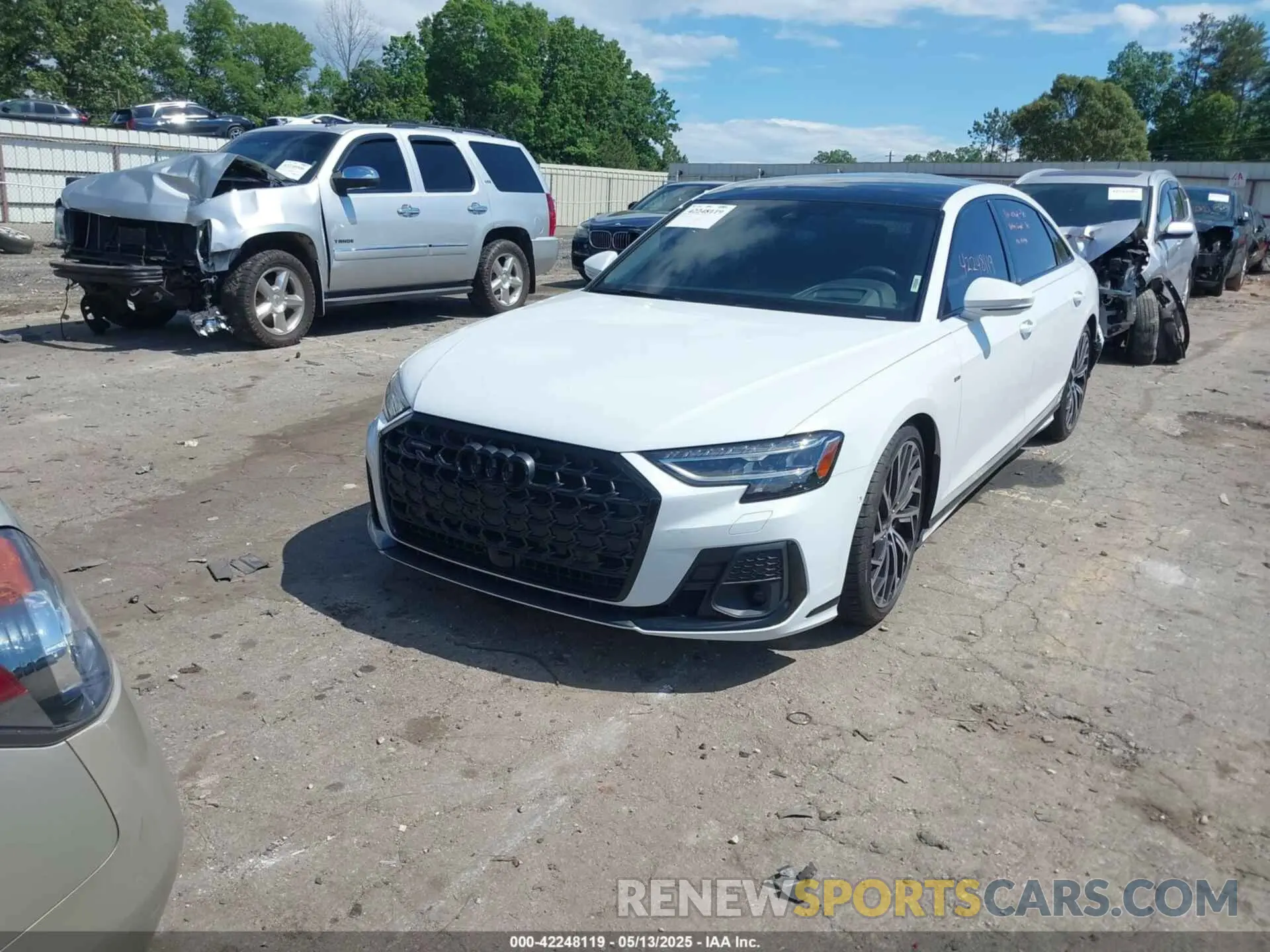 2 fotografías del automóvil dañado WAULDAF84RN001296 AUDI A8 2024