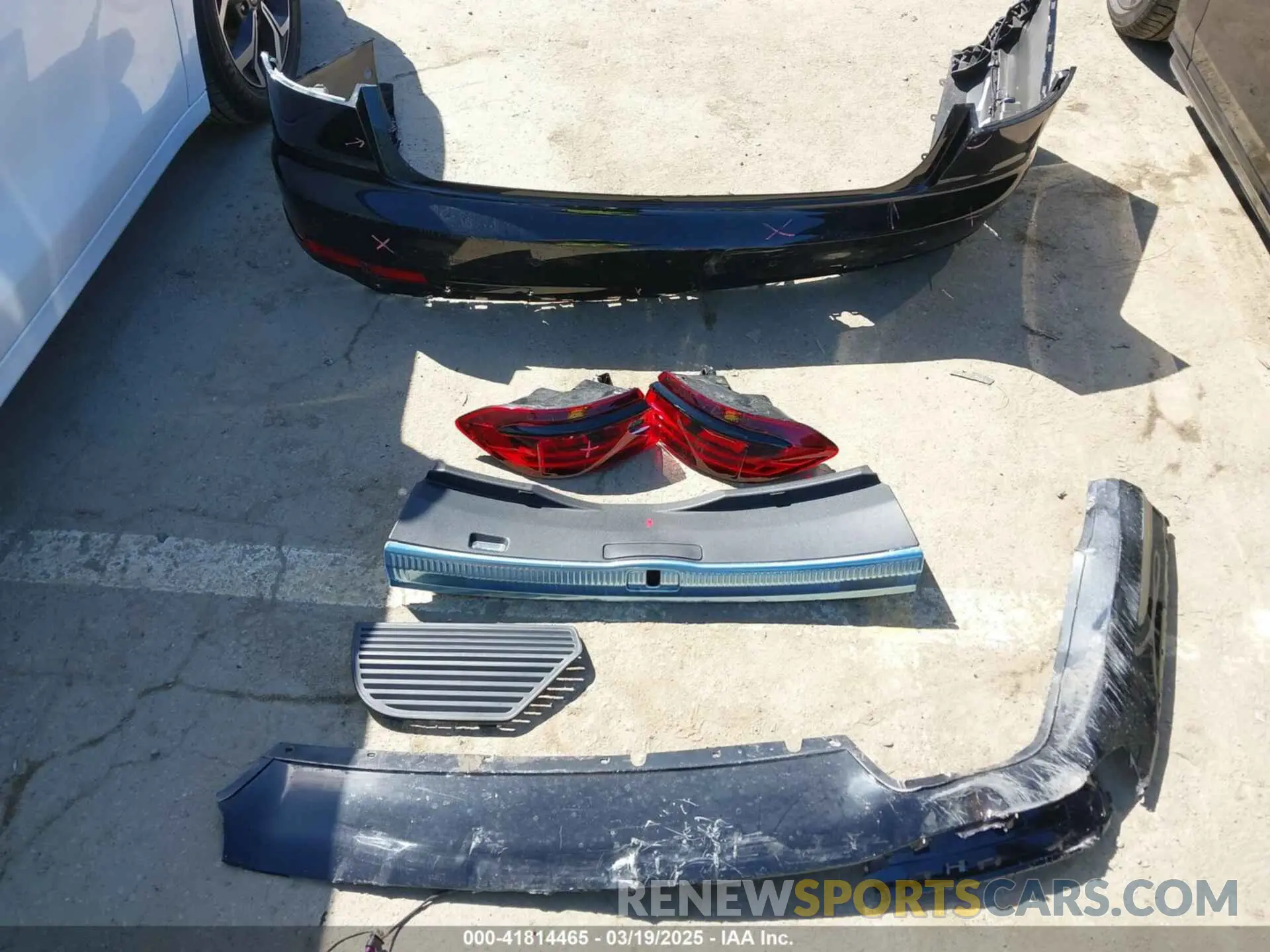 12 fotografías del automóvil dañado WAULDAF88RN014956 AUDI A8 2024