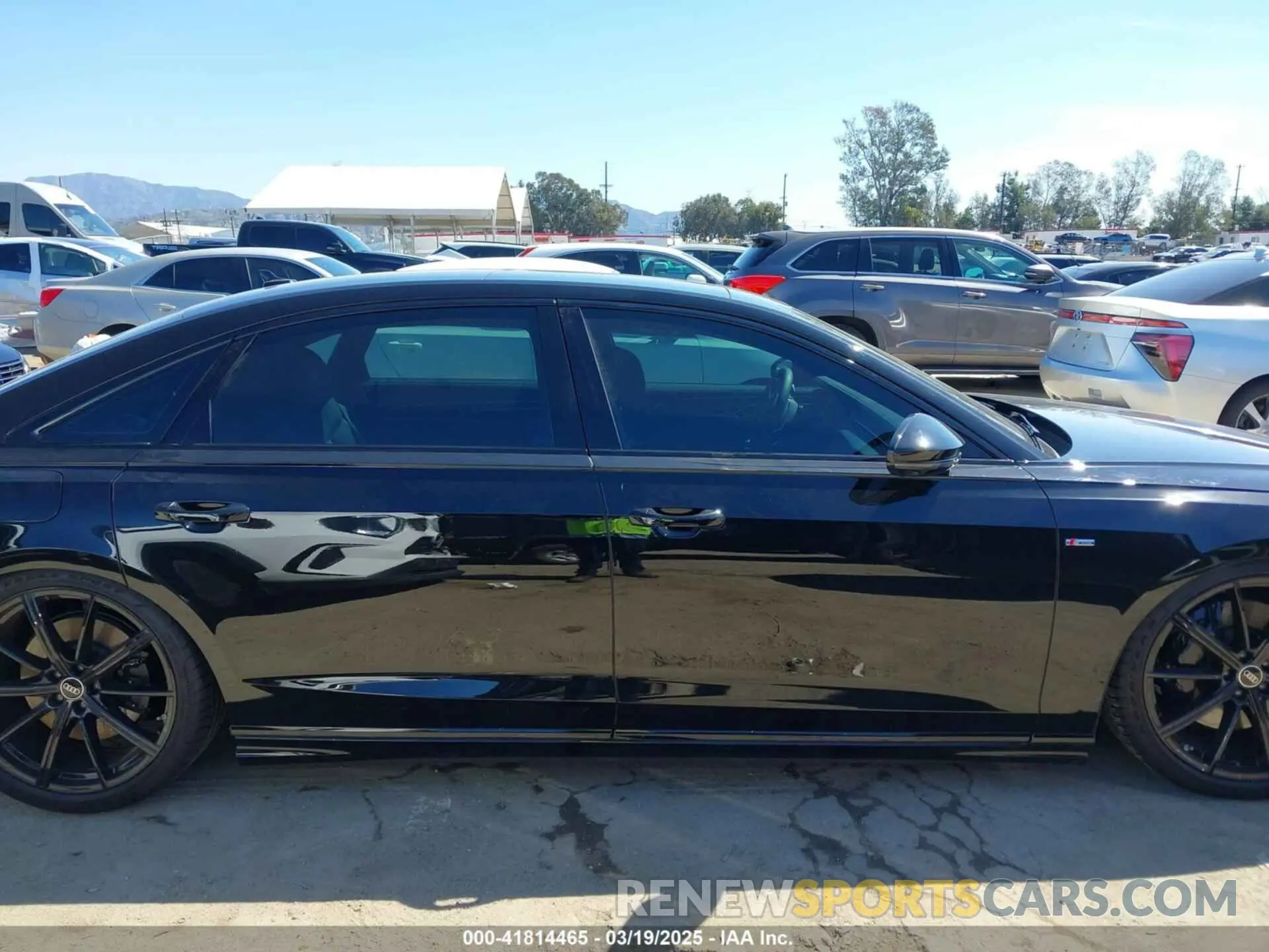 14 fotografías del automóvil dañado WAULDAF88RN014956 AUDI A8 2024