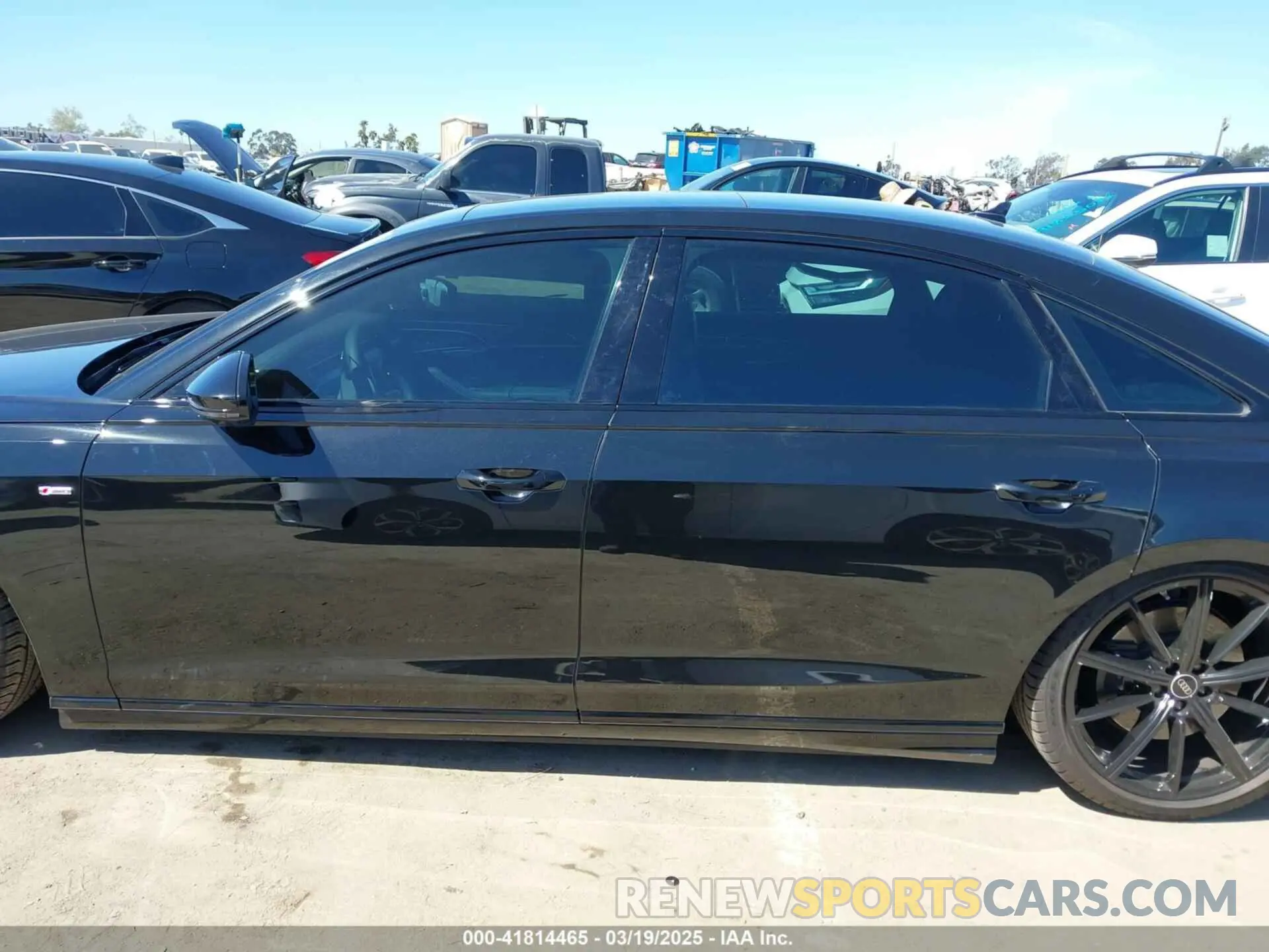 15 fotografías del automóvil dañado WAULDAF88RN014956 AUDI A8 2024