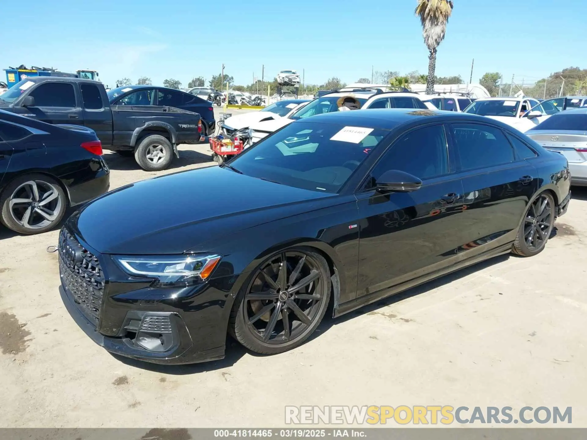 2 fotografías del automóvil dañado WAULDAF88RN014956 AUDI A8 2024