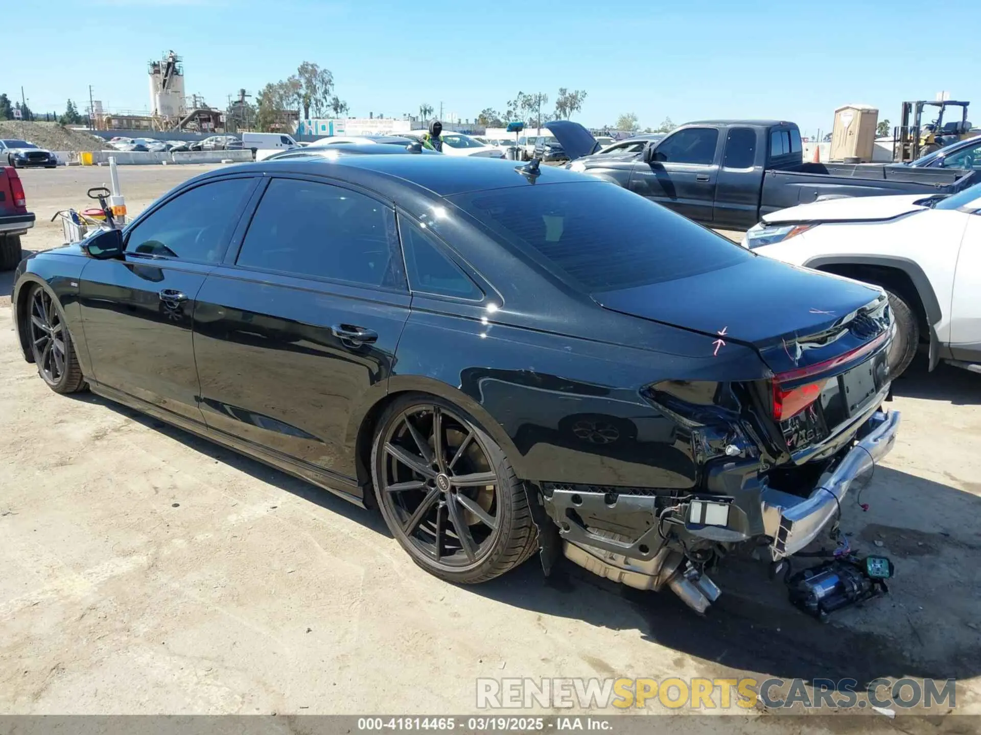 3 fotografías del automóvil dañado WAULDAF88RN014956 AUDI A8 2024