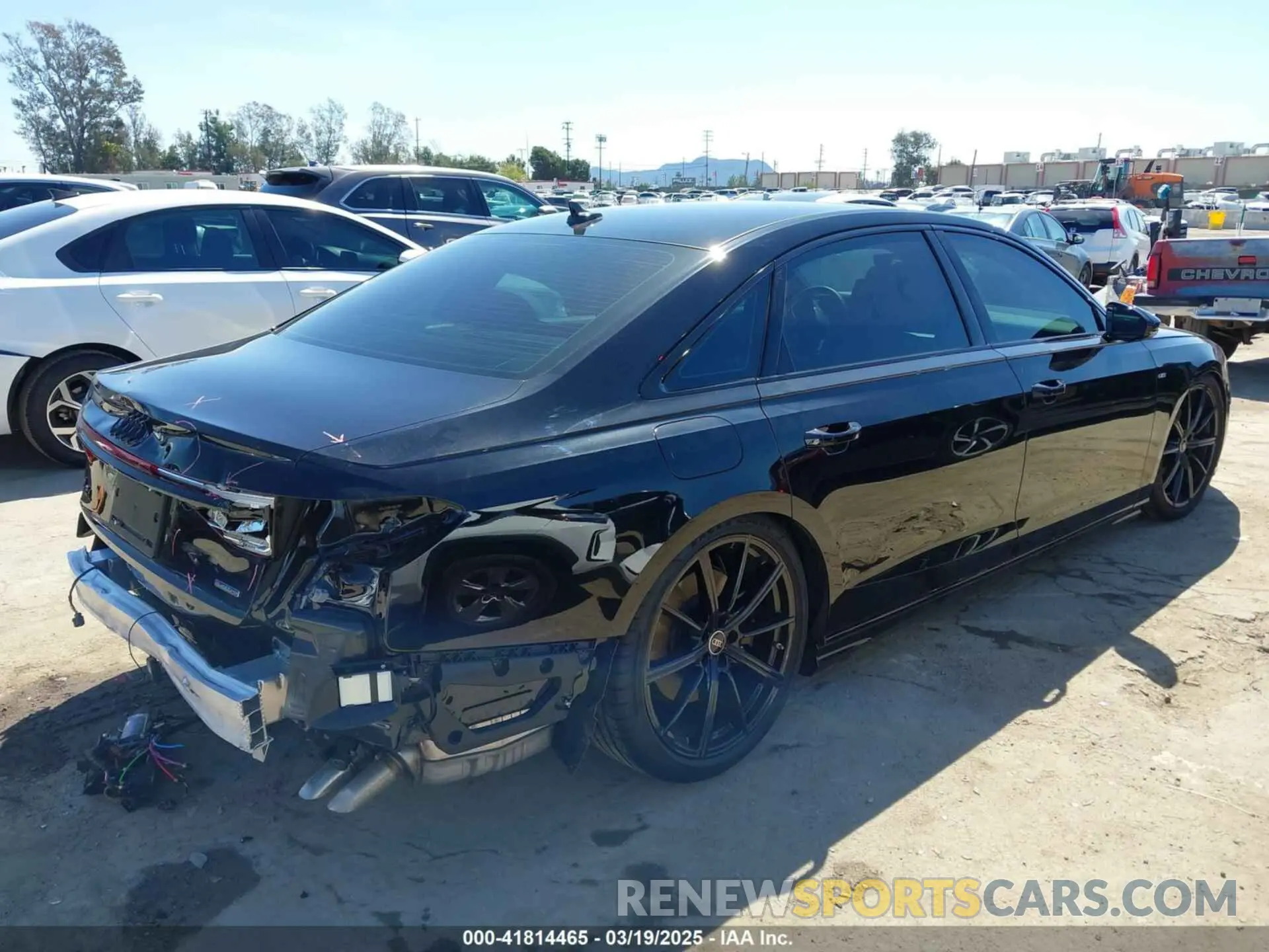 4 fotografías del automóvil dañado WAULDAF88RN014956 AUDI A8 2024