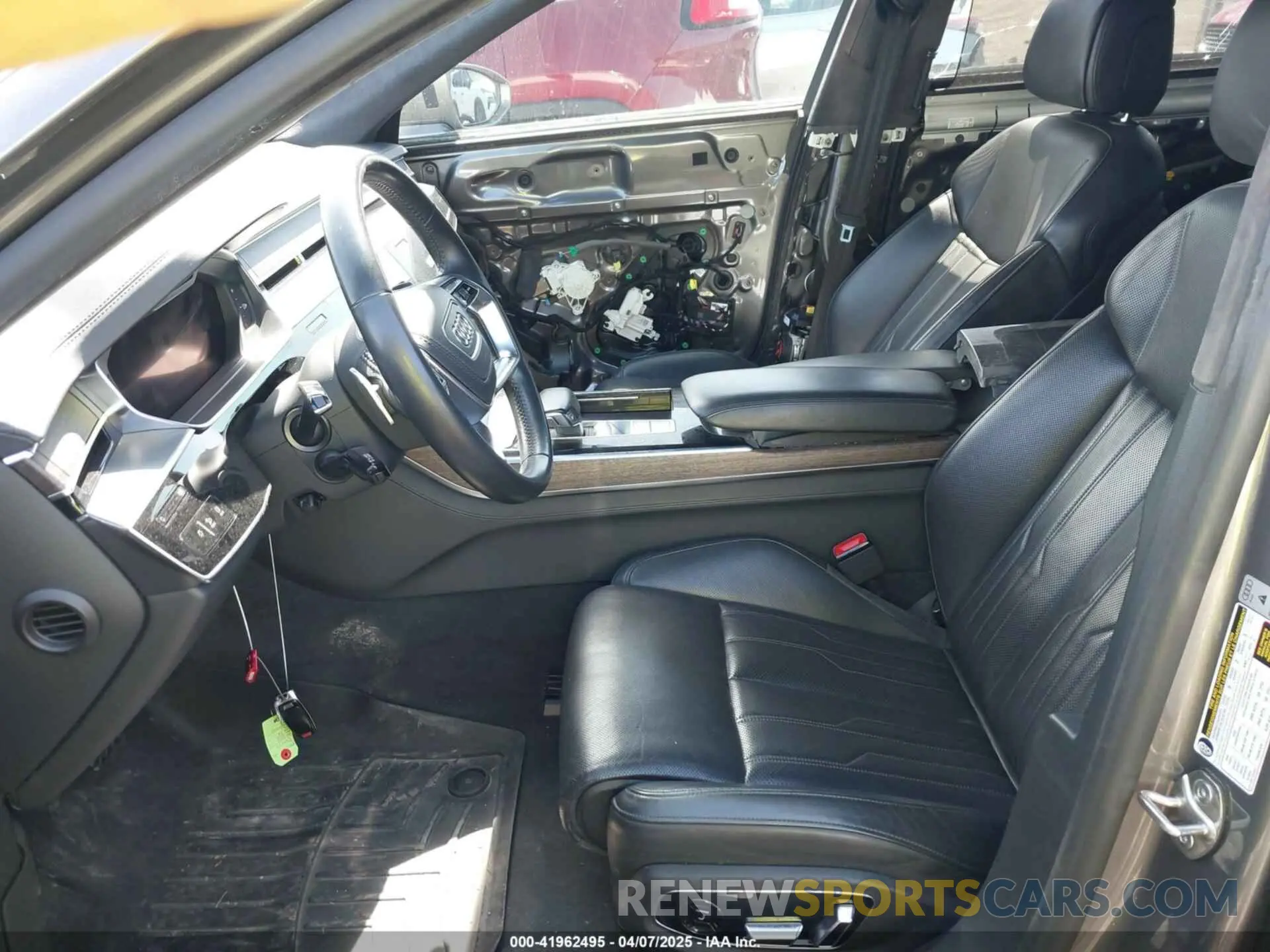 5 fotografías del automóvil dañado WAU8DAF82KN004287 AUDI A8 L 2019