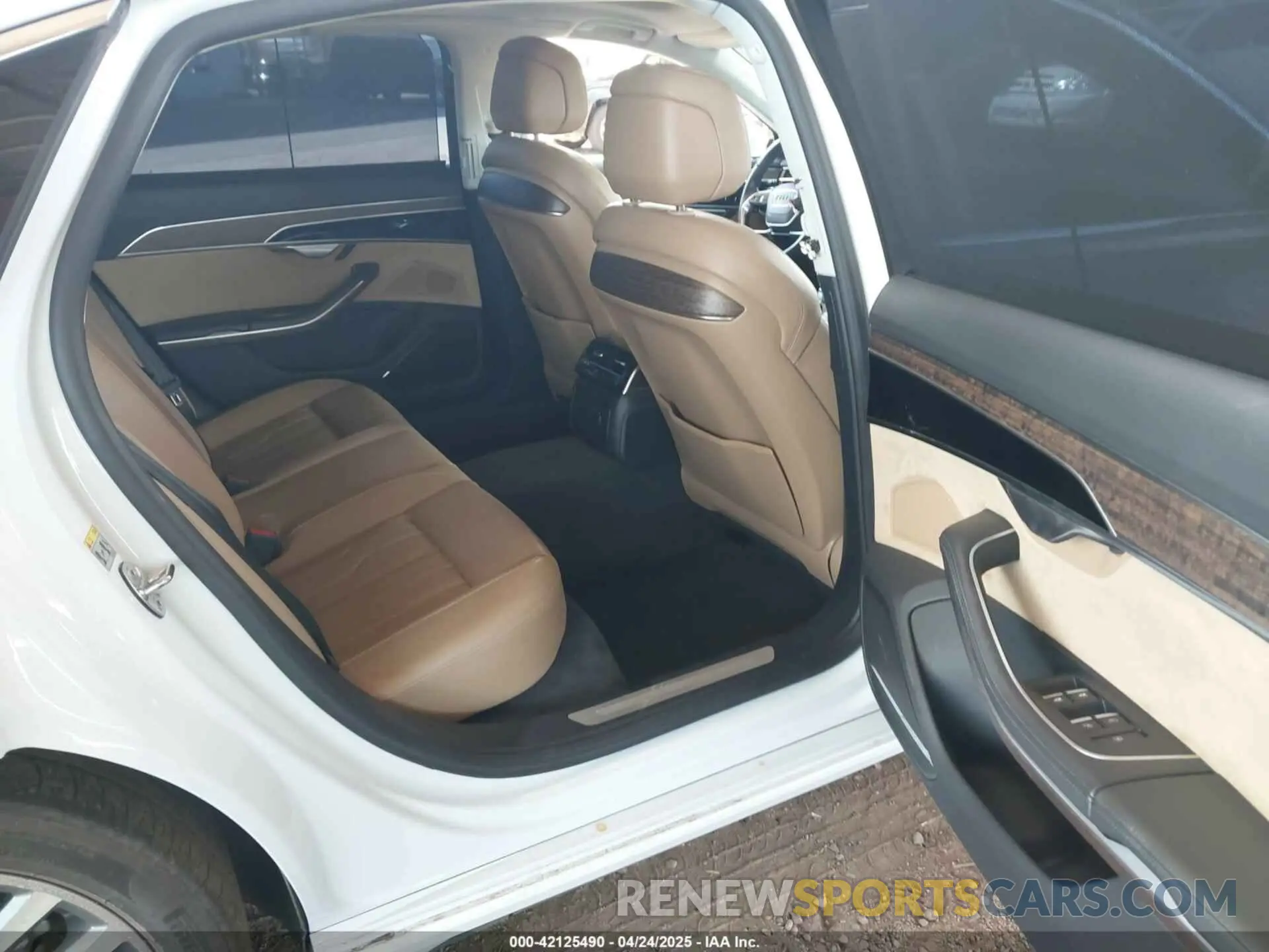 8 fotografías del automóvil dañado WAU8DAF83KN006128 AUDI A8 L 2019