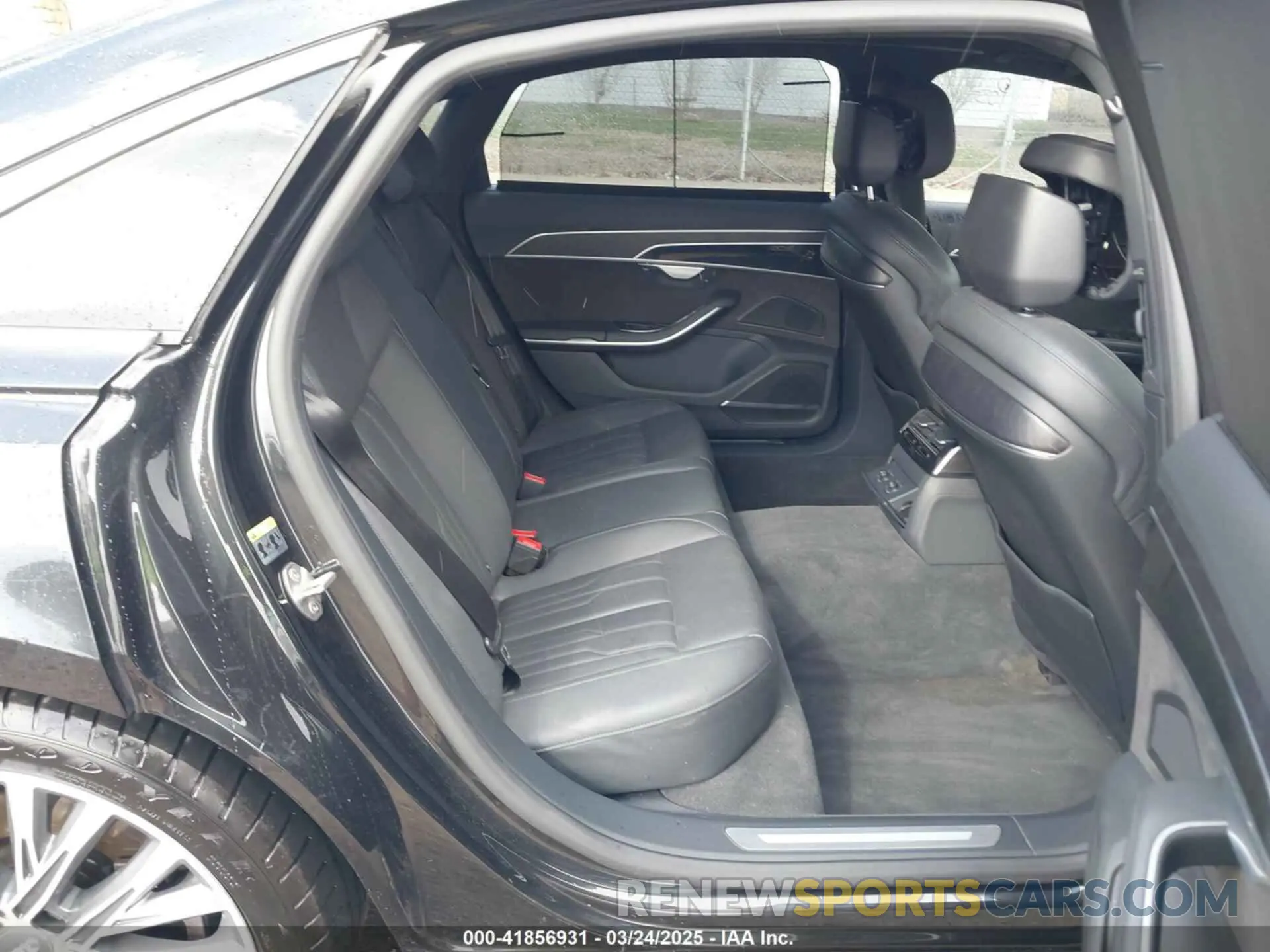 8 fotografías del automóvil dañado WAU8DAF84KN019115 AUDI A8 L 2019