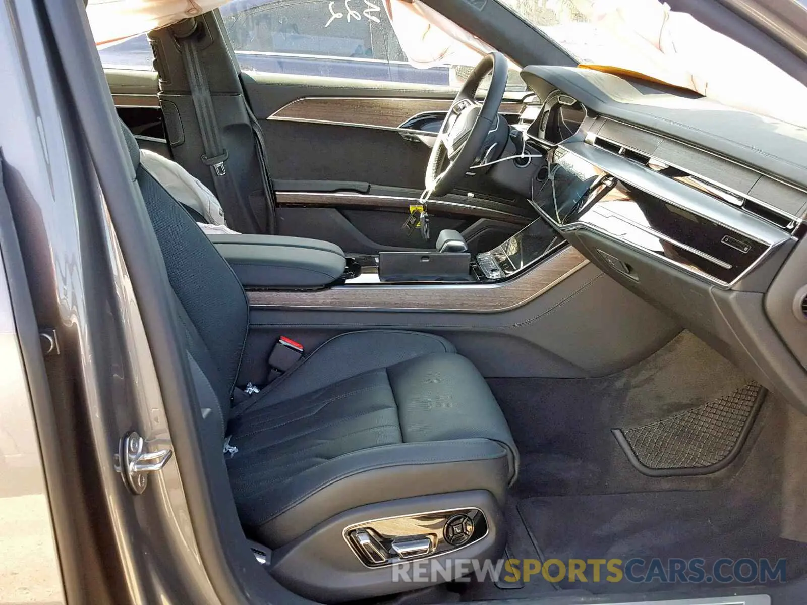 5 fotografías del automóvil dañado WAU8DAF86KN004762 AUDI A8 L 2019