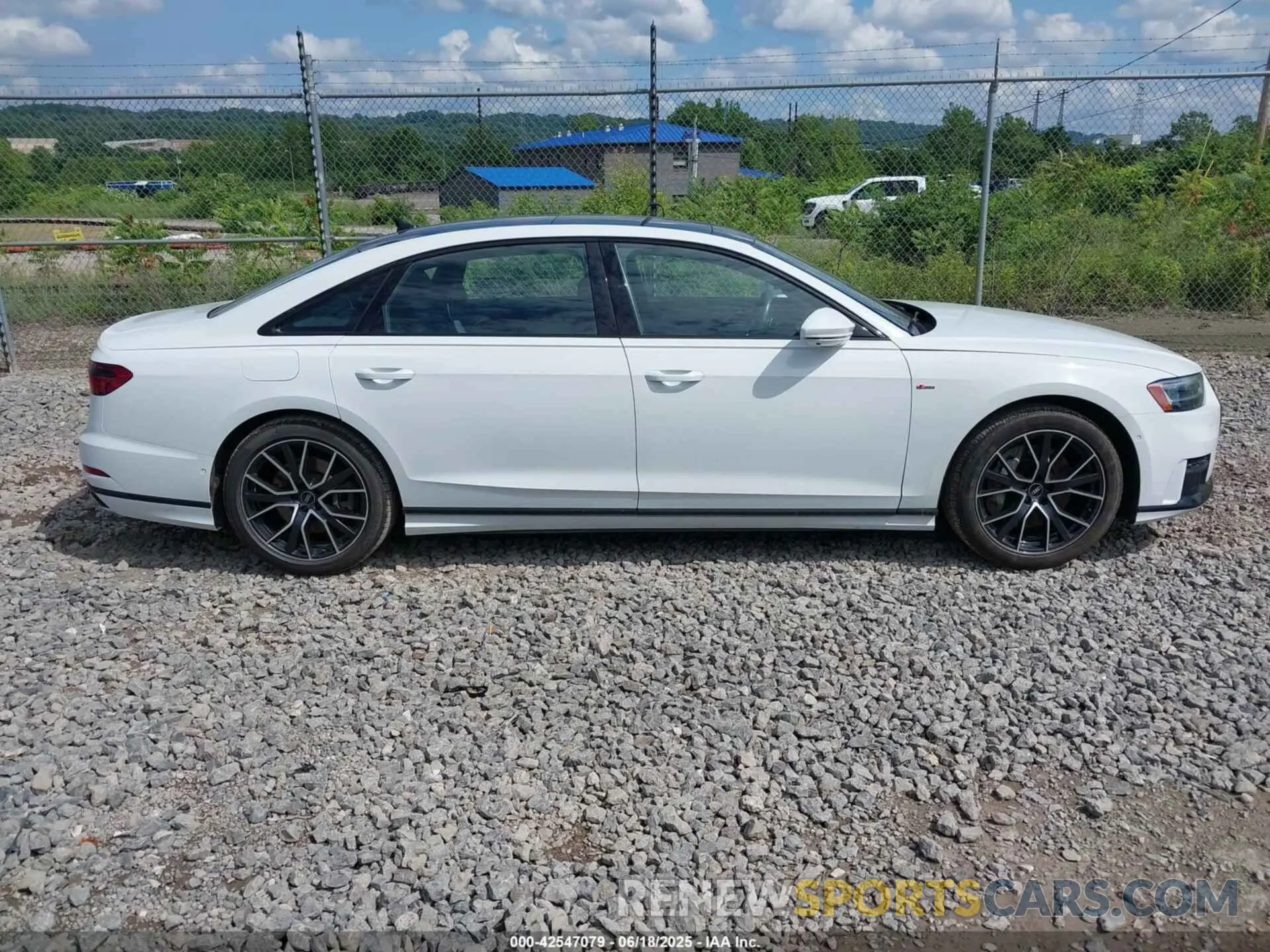 13 fotografías del automóvil dañado WAU8DAF82MN028690 AUDI A8 L 2021