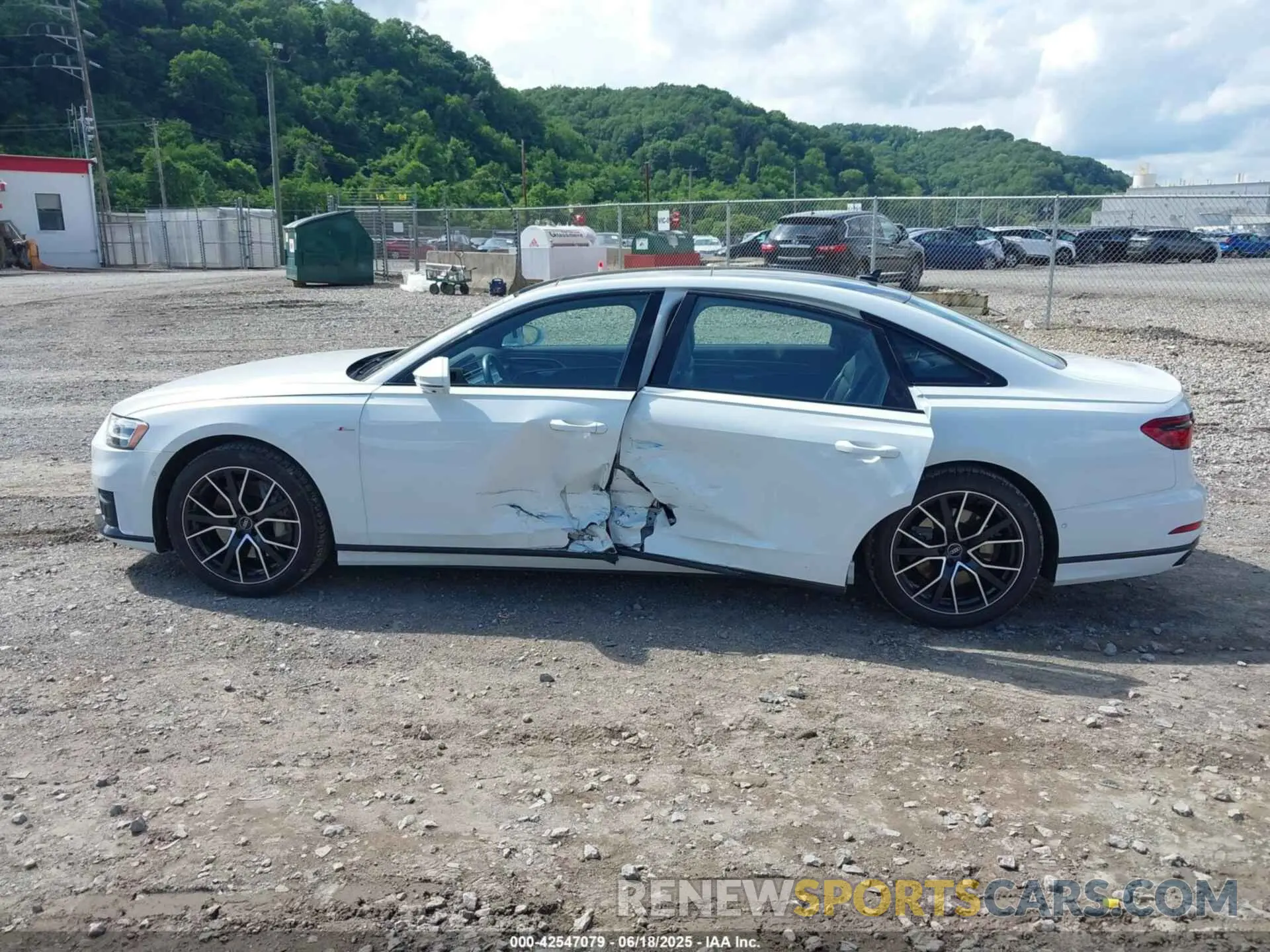 14 fotografías del automóvil dañado WAU8DAF82MN028690 AUDI A8 L 2021