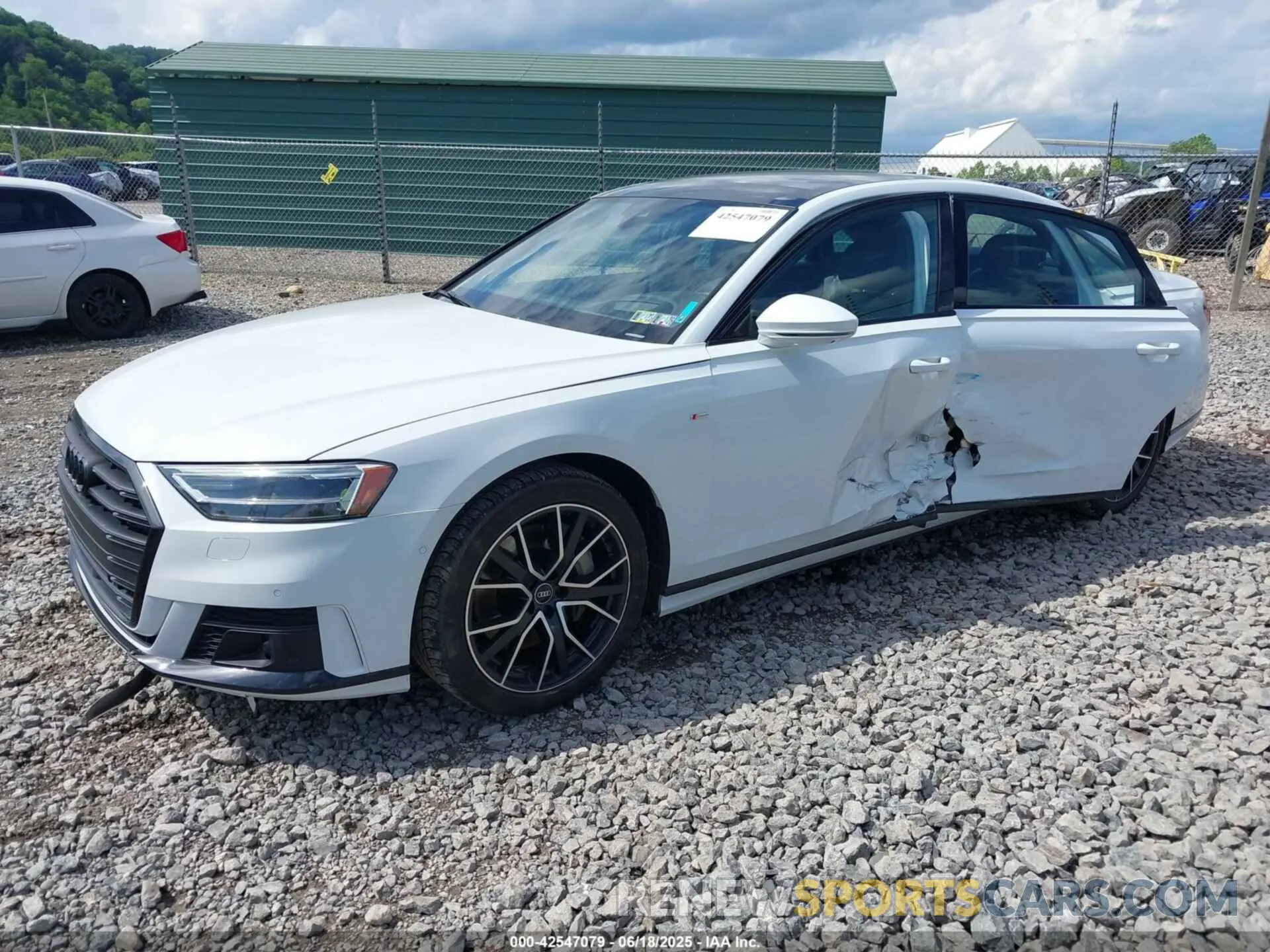 2 fotografías del automóvil dañado WAU8DAF82MN028690 AUDI A8 L 2021