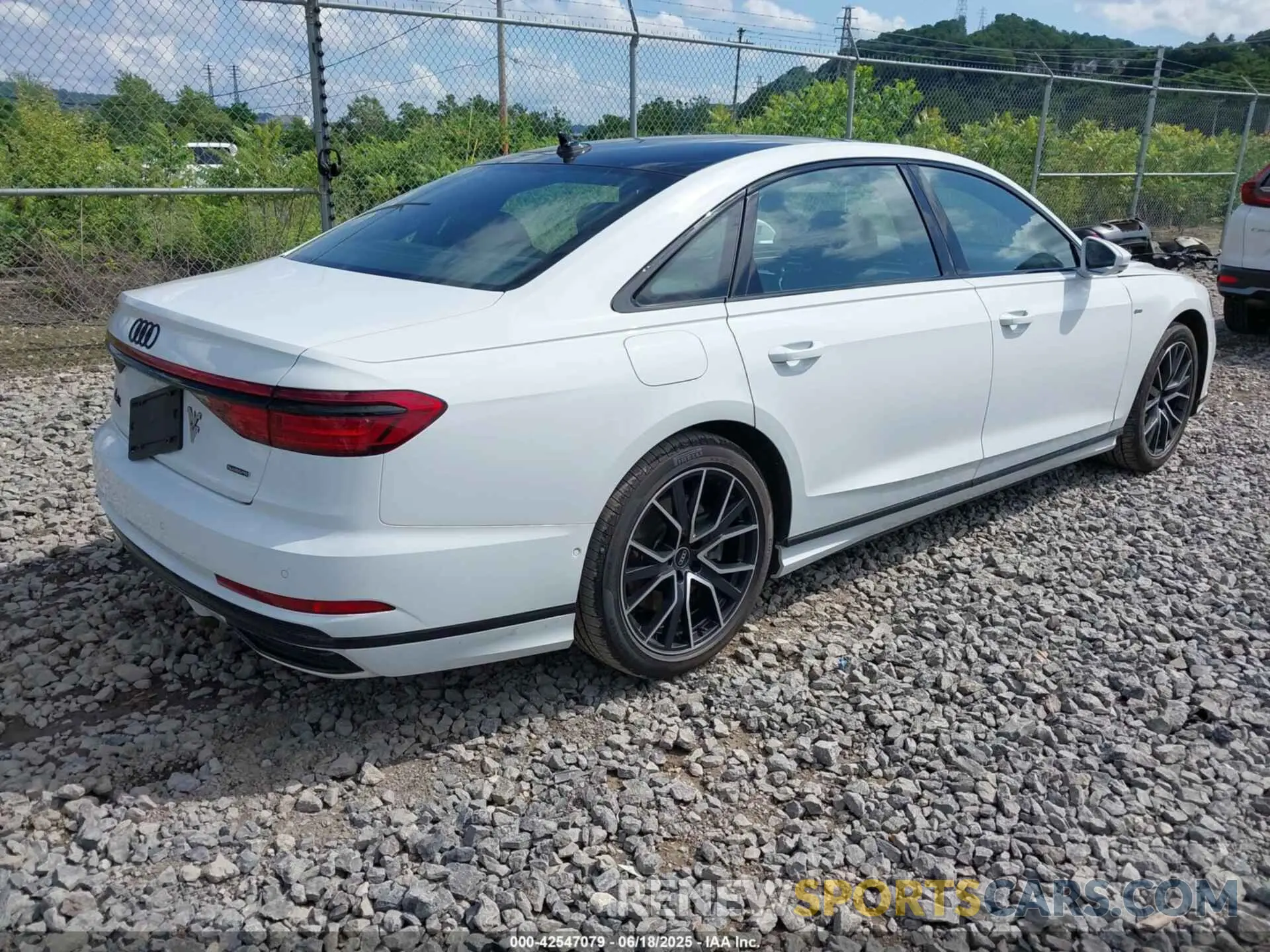 4 fotografías del automóvil dañado WAU8DAF82MN028690 AUDI A8 L 2021