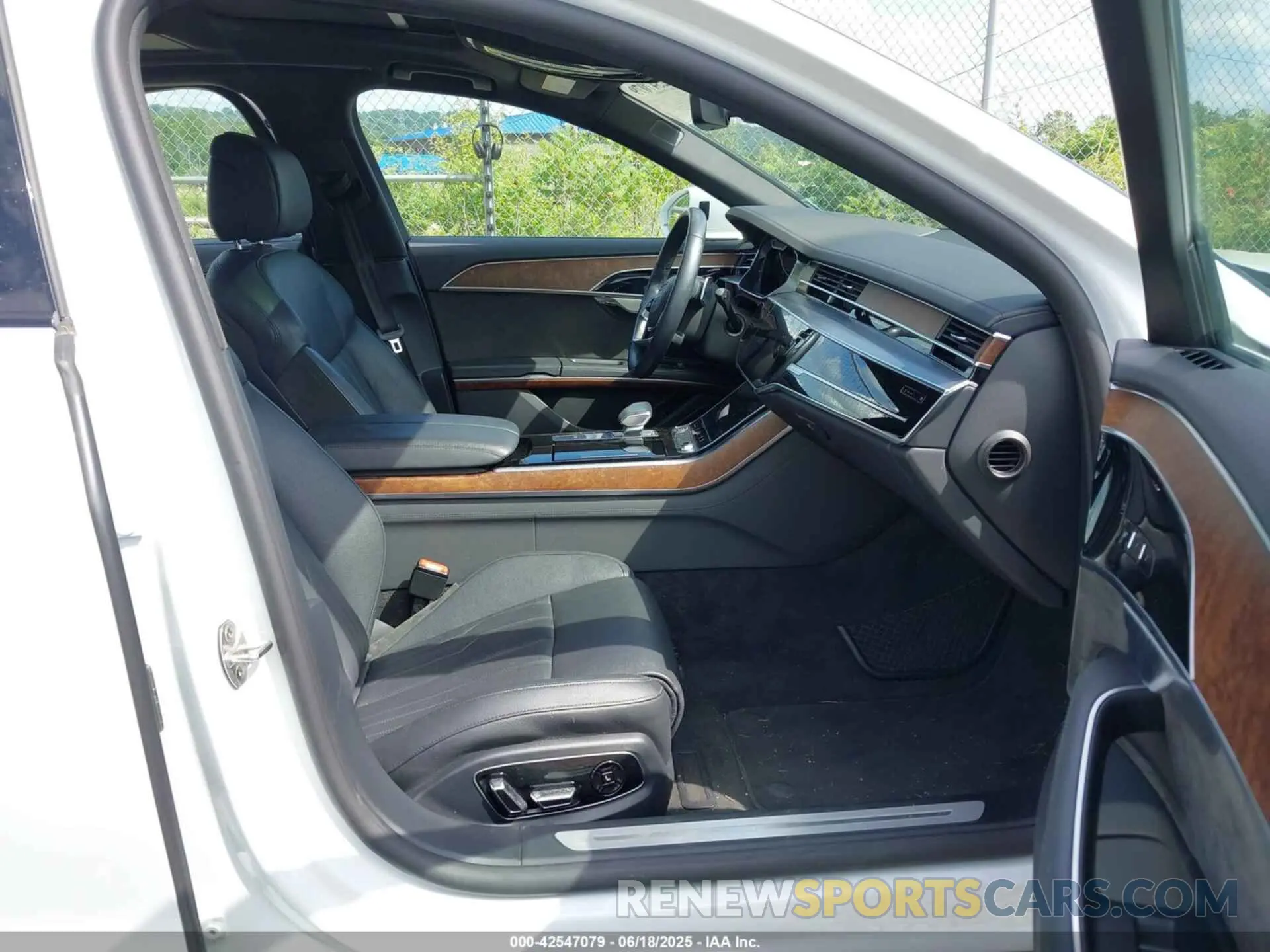 5 fotografías del automóvil dañado WAU8DAF82MN028690 AUDI A8 L 2021