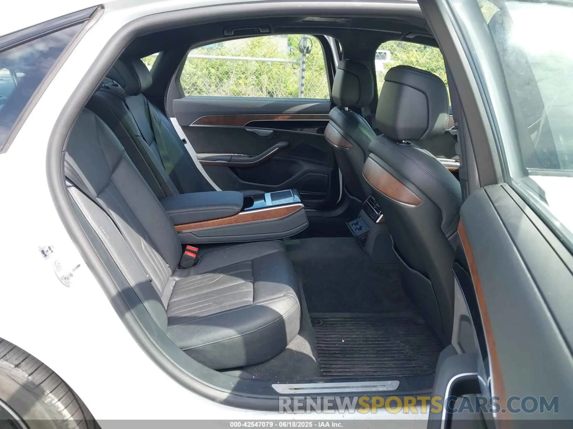 8 fotografías del automóvil dañado WAU8DAF82MN028690 AUDI A8 L 2021