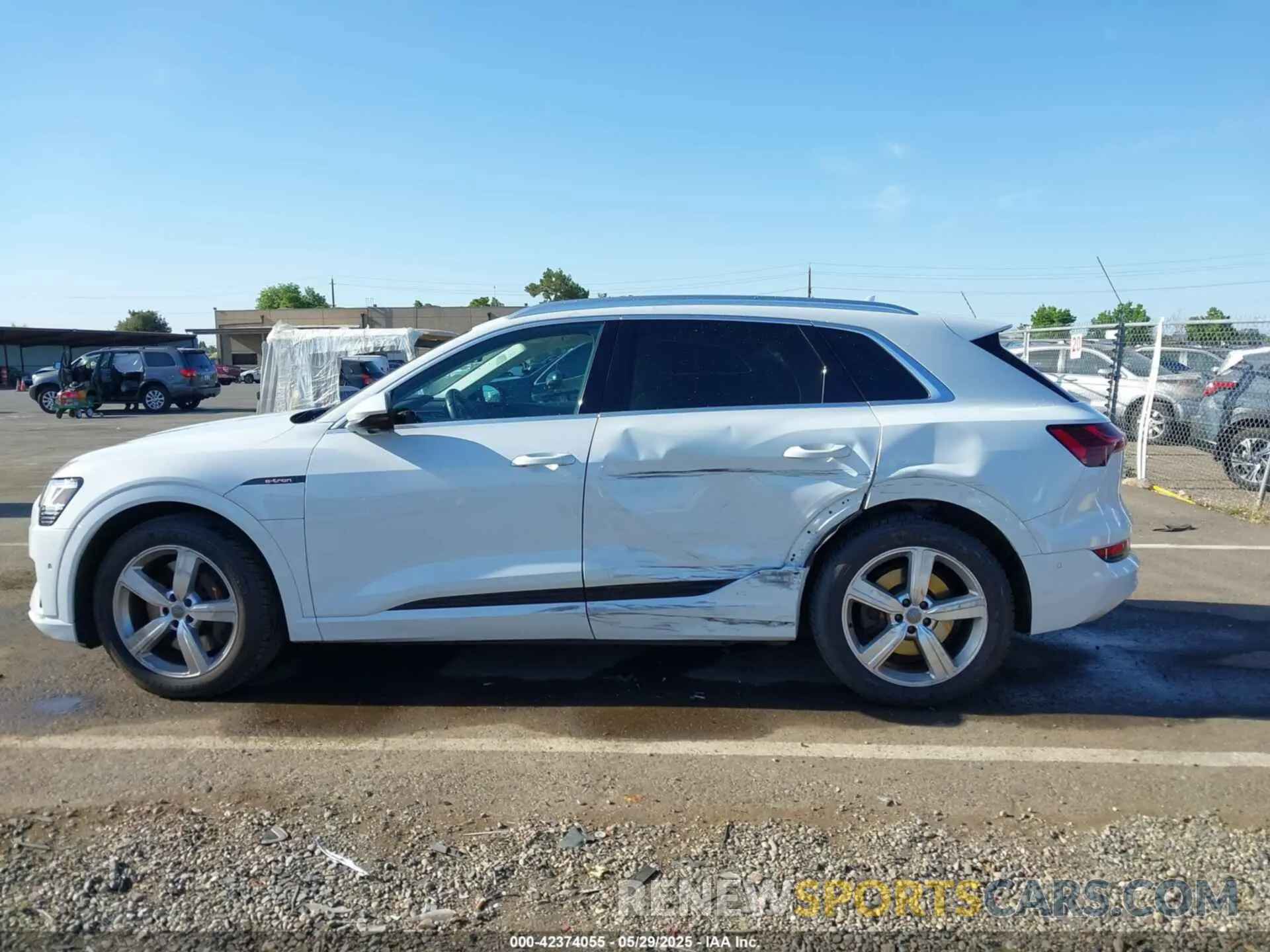 14 fotografías del automóvil dañado WA1LABGEXKB020765 AUDI E-TRON 2019