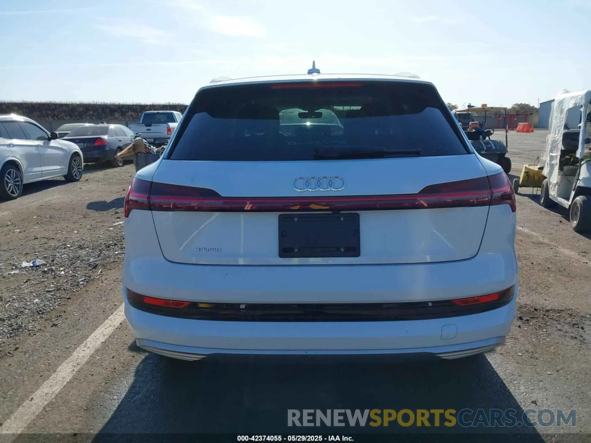 16 fotografías del automóvil dañado WA1LABGEXKB020765 AUDI E-TRON 2019