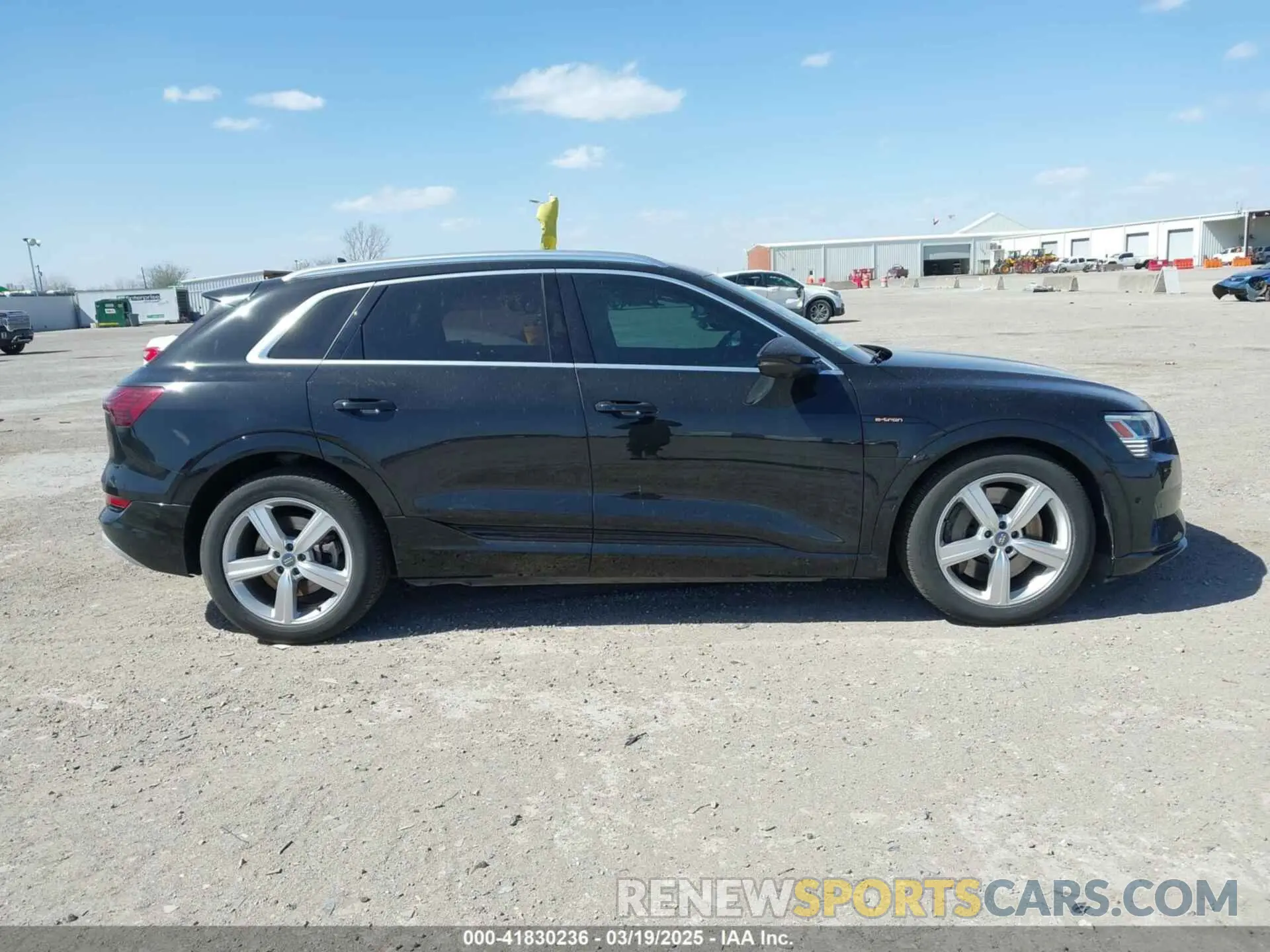 13 fotografías del automóvil dañado WA1VAAGE6KB020622 AUDI E-TRON 2019