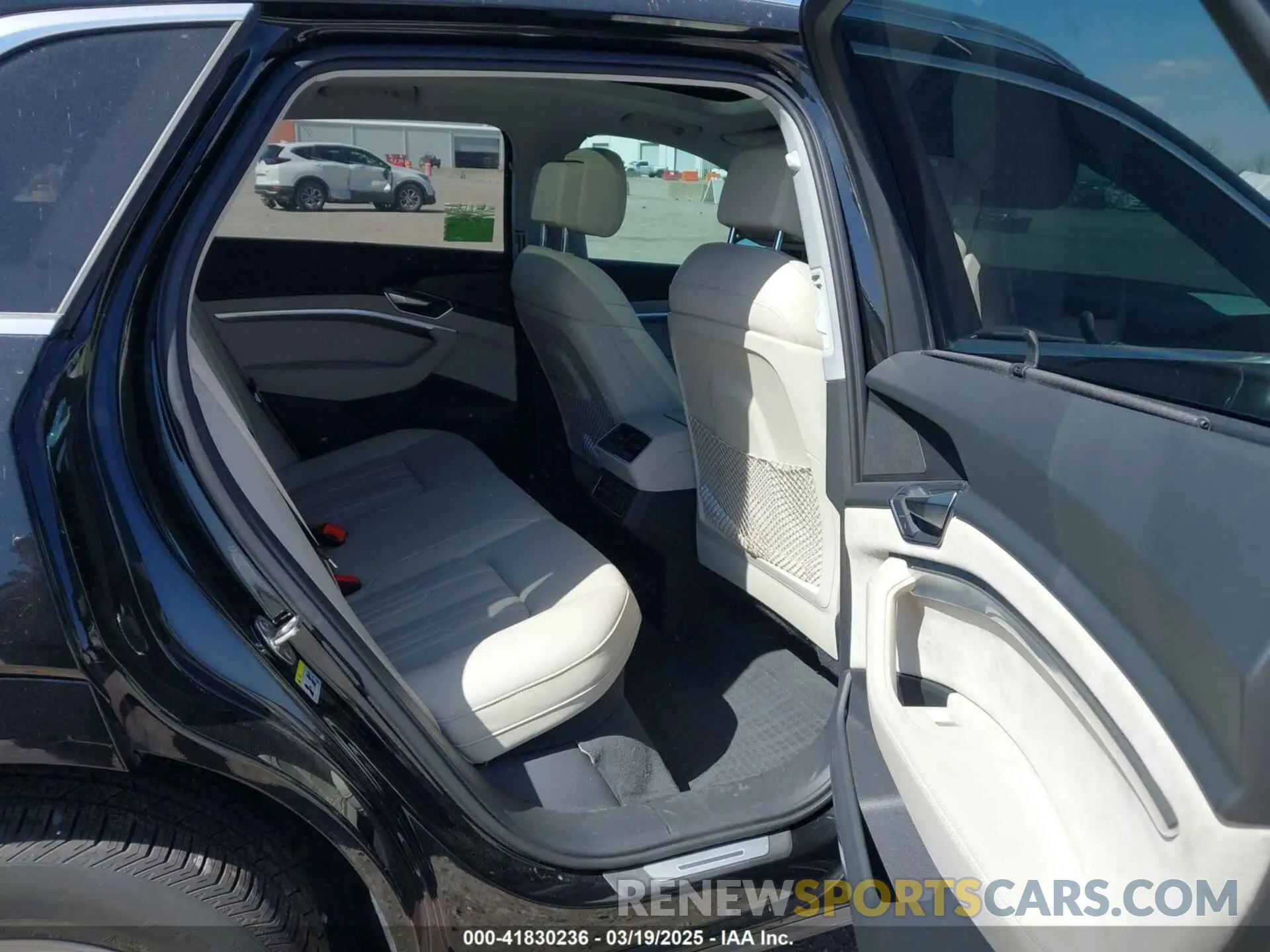 8 fotografías del automóvil dañado WA1VAAGE6KB020622 AUDI E-TRON 2019
