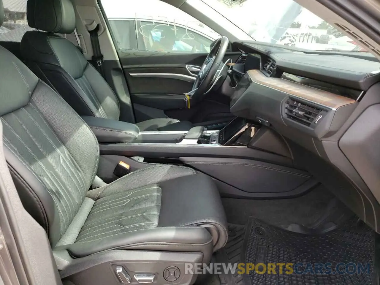 5 fotografías del automóvil dañado WA1VAAGE7KB017339 AUDI E-TRON 2019