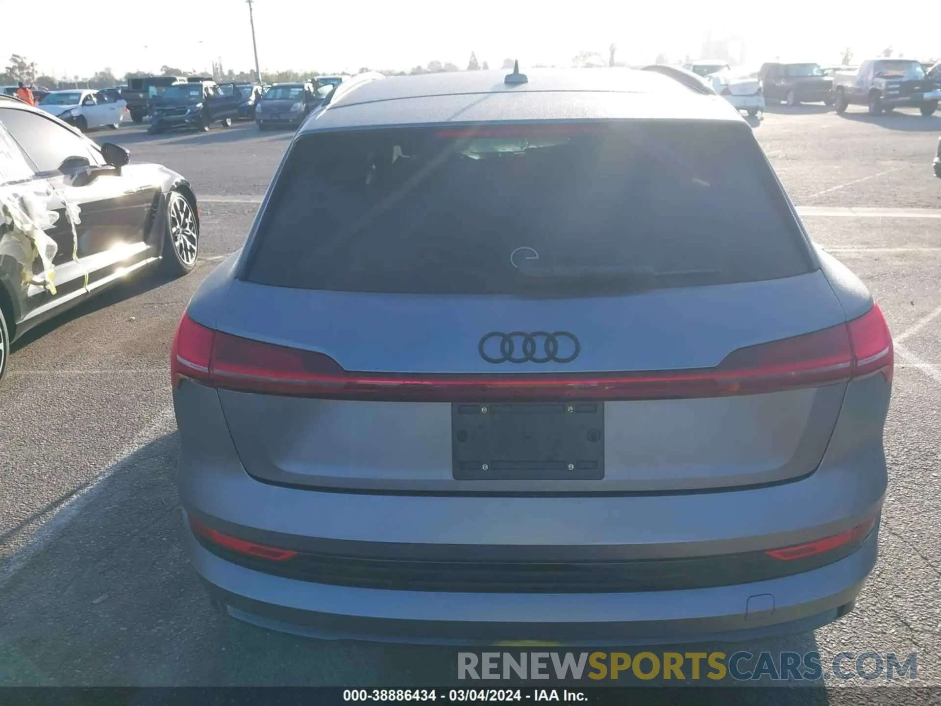 15 fotografías del automóvil dañado WA1VABGE3KB016744 AUDI E-TRON 2019