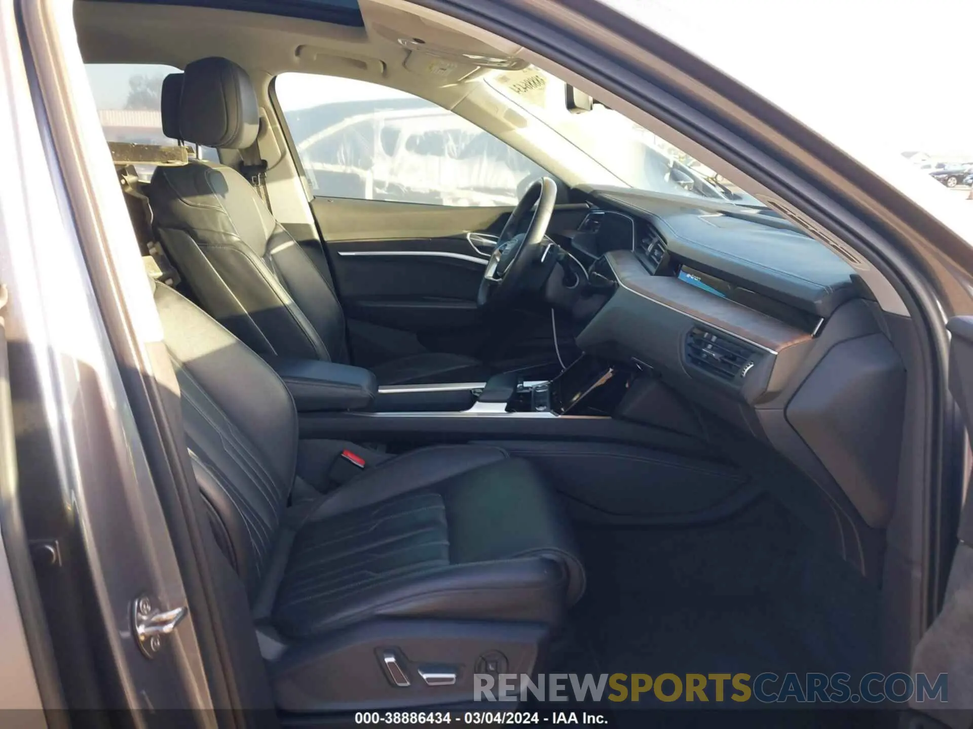 4 fotografías del automóvil dañado WA1VABGE3KB016744 AUDI E-TRON 2019