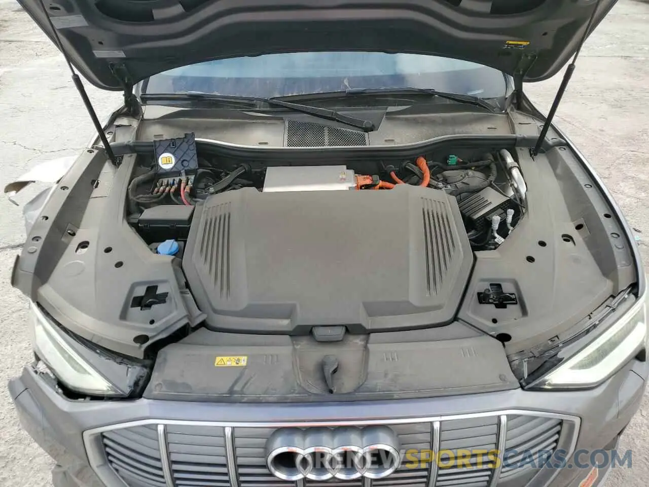 13 fotografías del automóvil dañado WA1VABGE6KB013000 AUDI E-TRON 2019