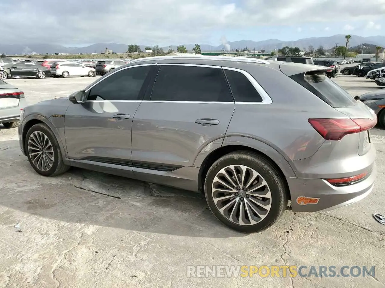 2 fotografías del automóvil dañado WA1VABGE6KB013000 AUDI E-TRON 2019