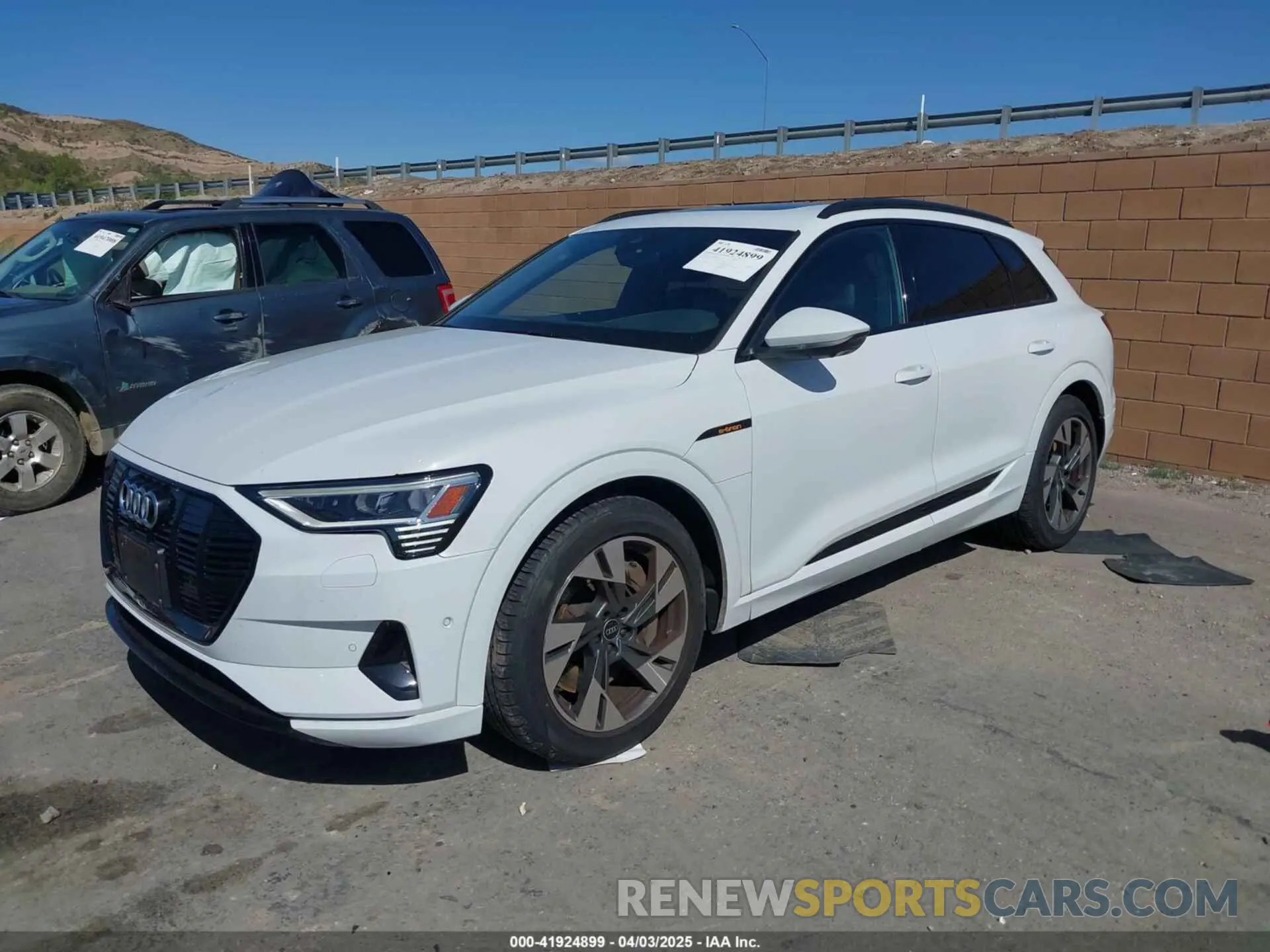2 fotografías del automóvil dañado WA1AAAGEXNB010338 AUDI E-TRON 2022