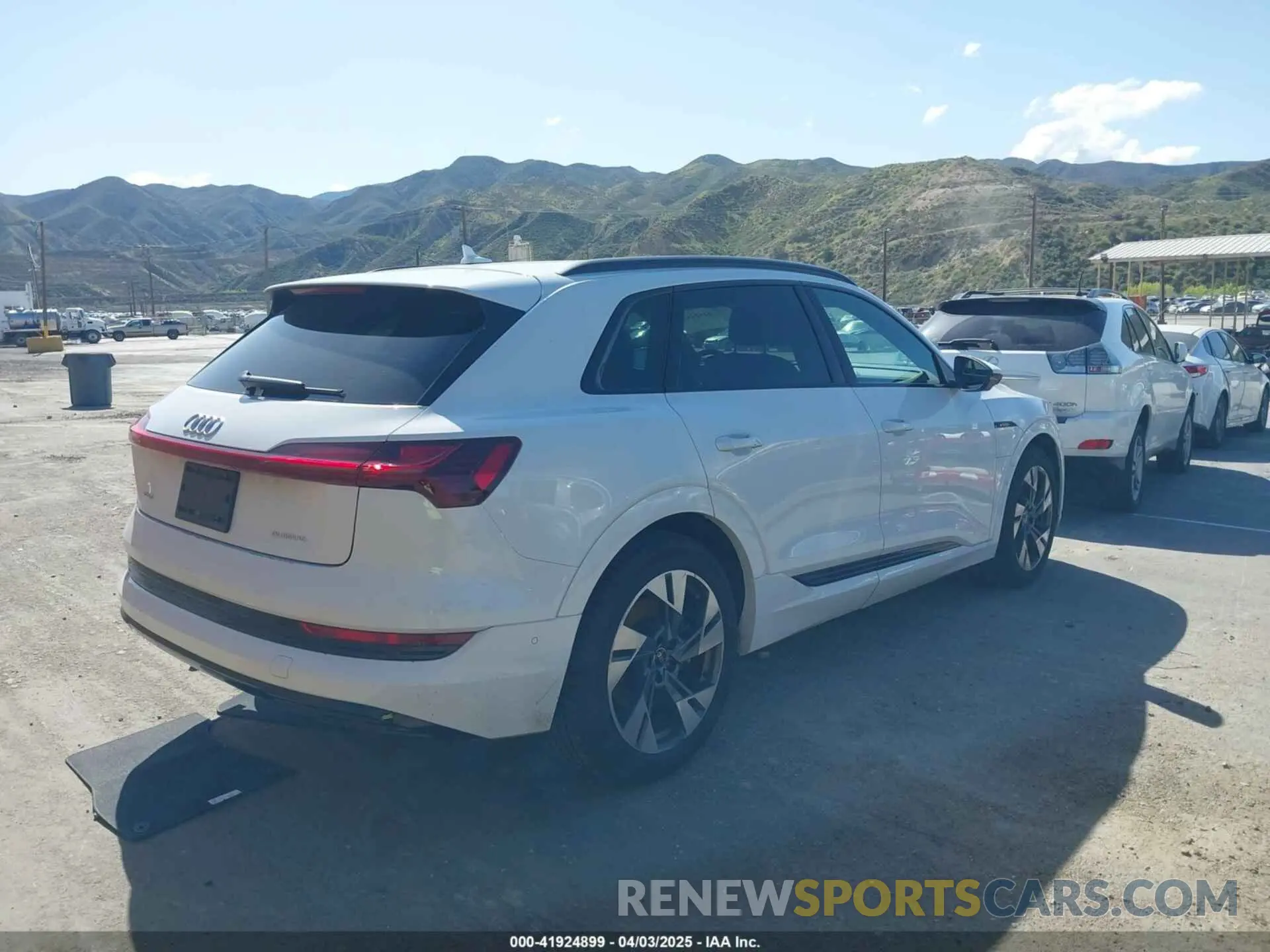 4 fotografías del automóvil dañado WA1AAAGEXNB010338 AUDI E-TRON 2022