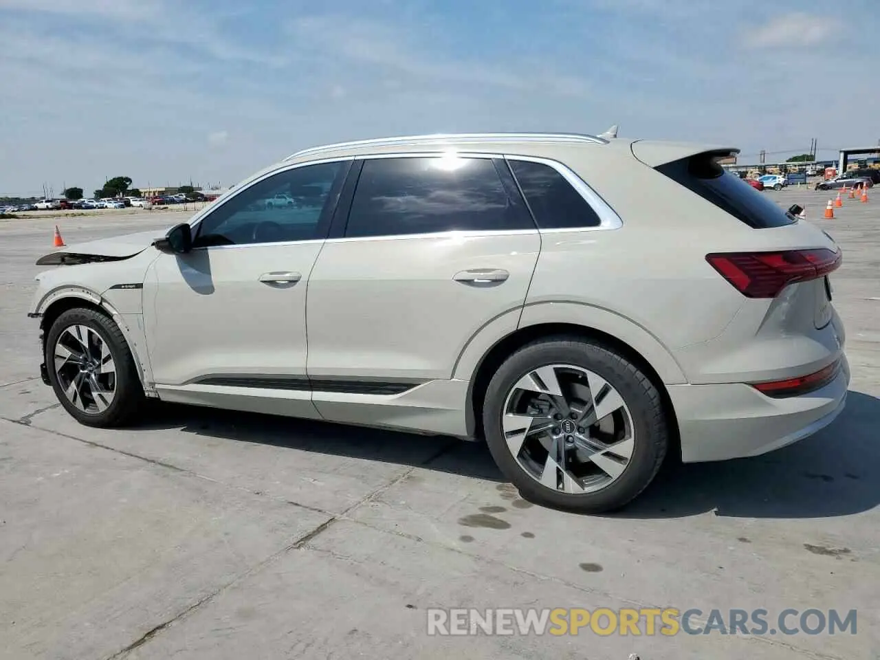 2 fotografías del automóvil dañado WA1AAAGEXNB023977 AUDI E-TRON 2022