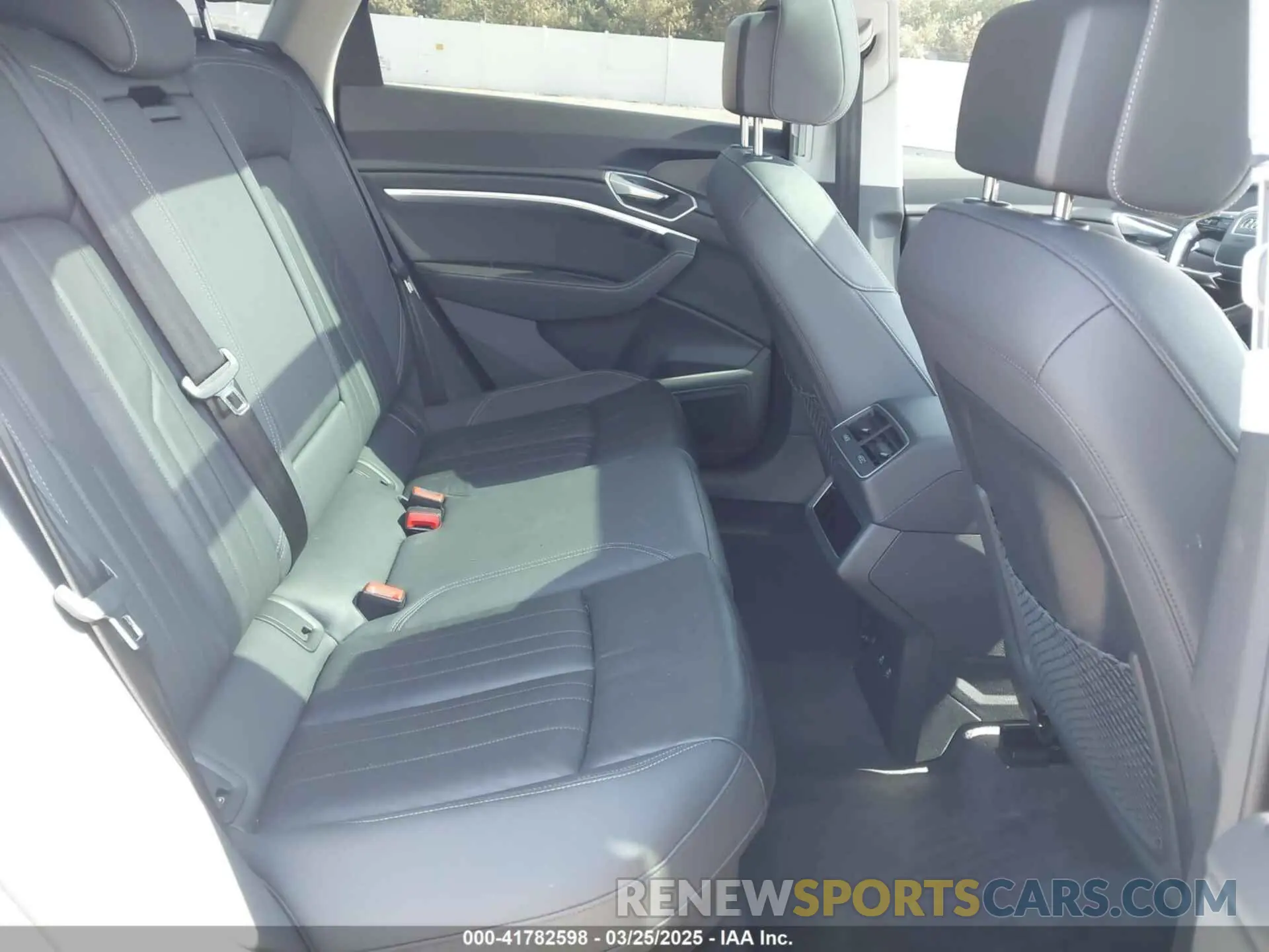8 fotografías del automóvil dañado WA1AAAGEXNB047650 AUDI E-TRON 2022