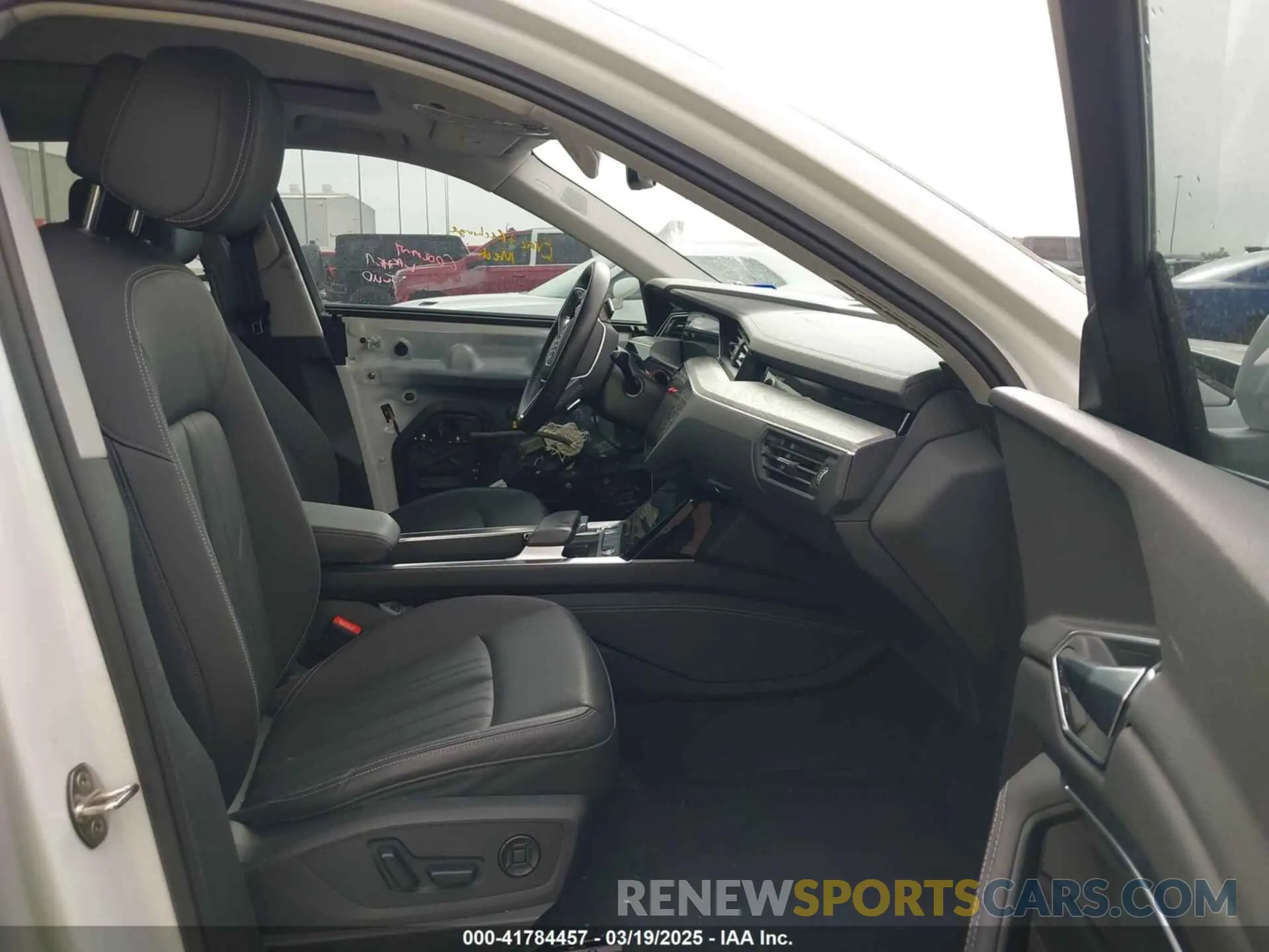 5 fotografías del automóvil dañado WA1LAAGE6NB033284 AUDI E-TRON 2022
