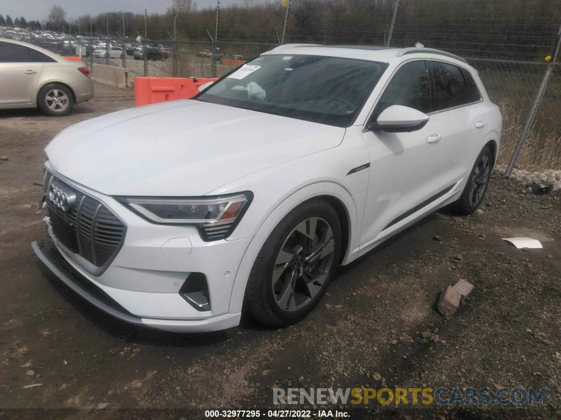 2 fotografías del automóvil dañado WA1LABGE1NB007875 AUDI E-TRON 2022
