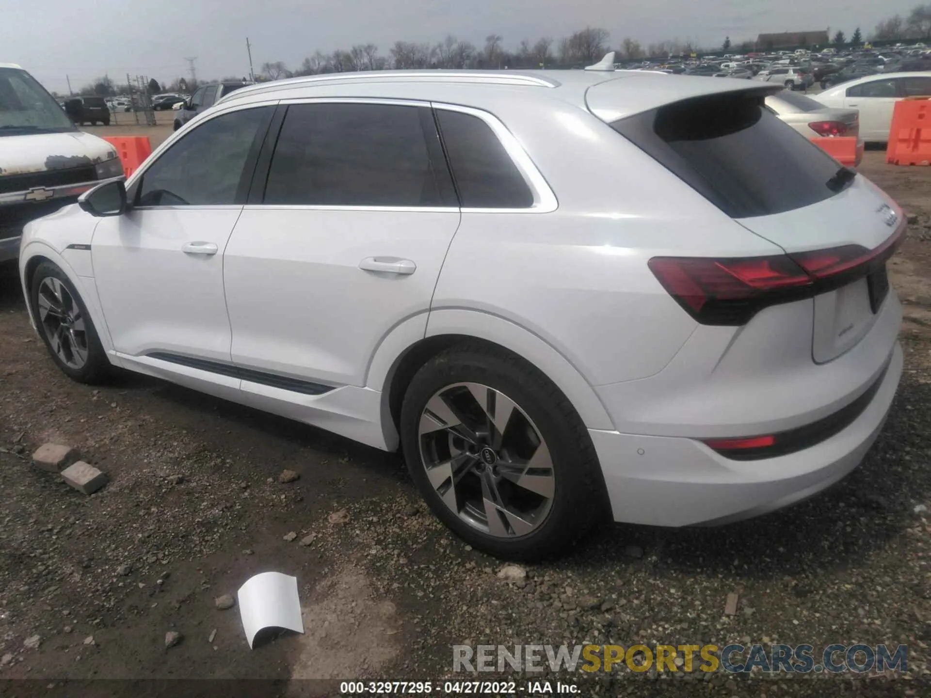 3 fotografías del automóvil dañado WA1LABGE1NB007875 AUDI E-TRON 2022