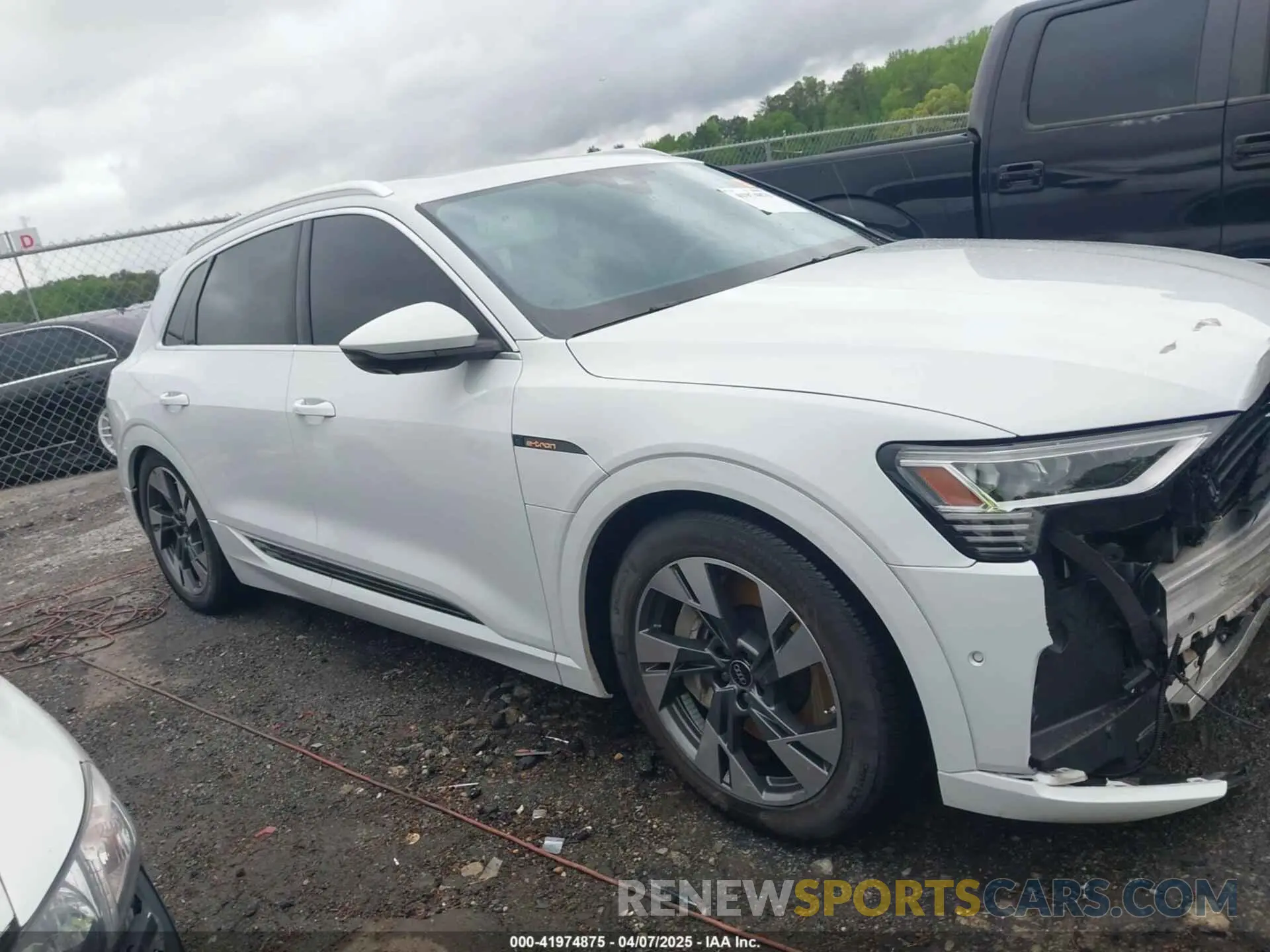 13 fotografías del automóvil dañado WA1LAAGE8PB006137 AUDI E-TRON 2023
