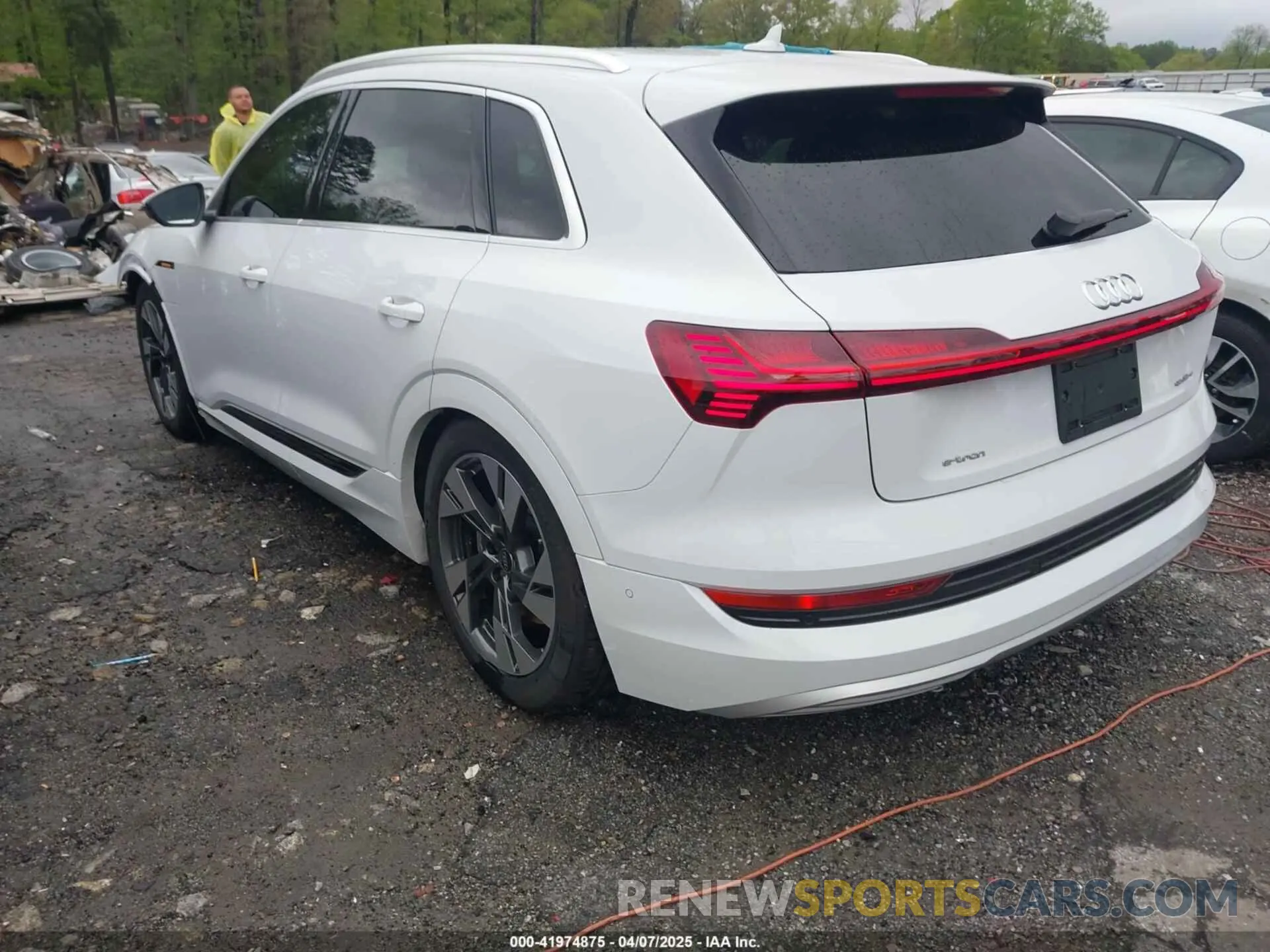 3 fotografías del automóvil dañado WA1LAAGE8PB006137 AUDI E-TRON 2023