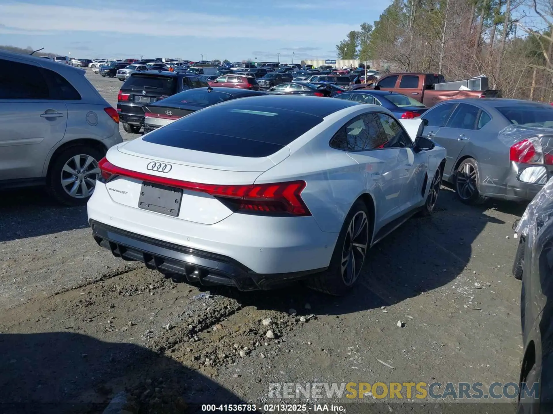 4 fotografías del automóvil dañado WAUEJBFWXN7009696 AUDI E-TRON GT 2022