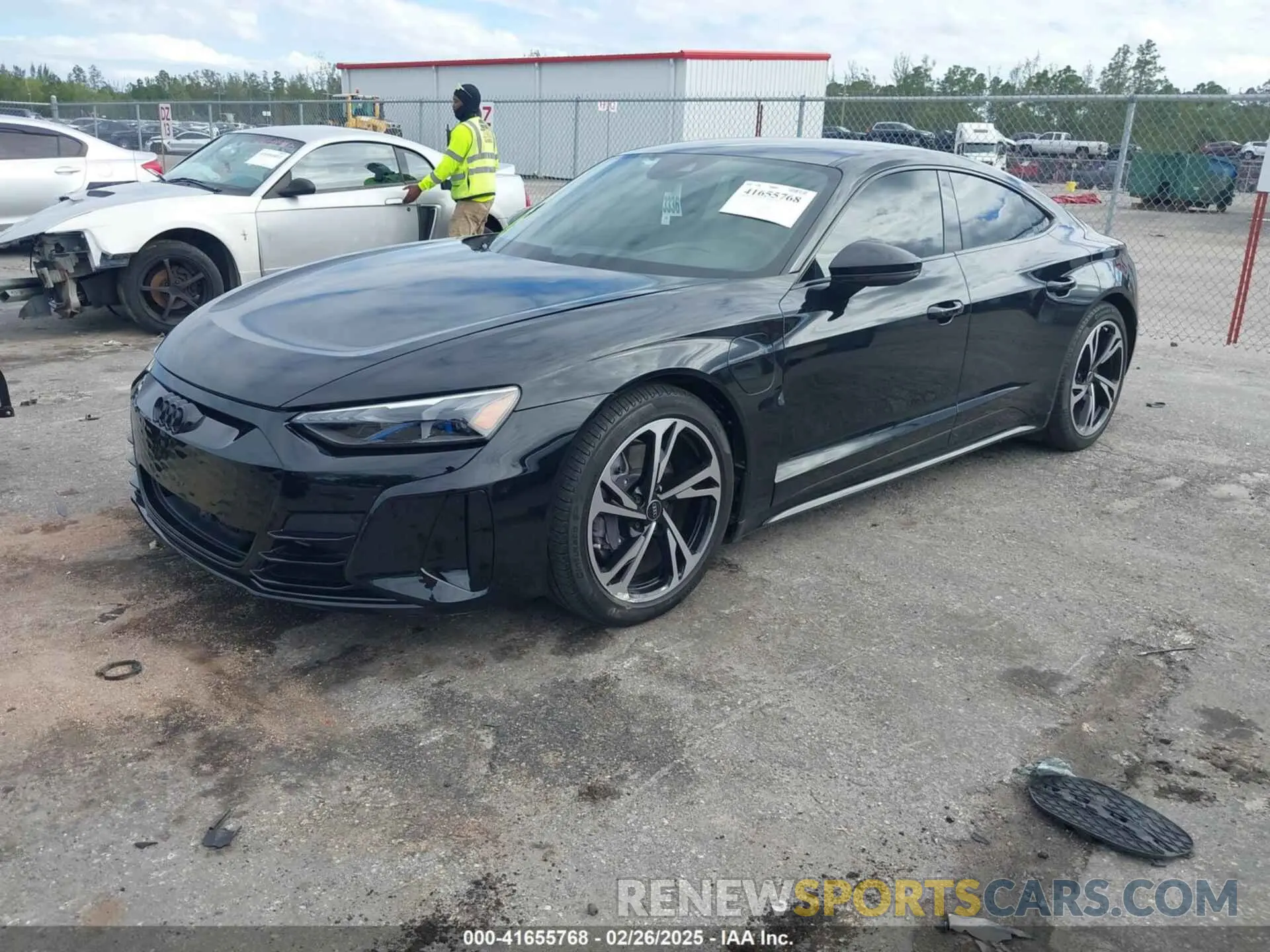 2 fotografías del automóvil dañado WAUCJBFW3P7000882 AUDI E-TRON GT 2023