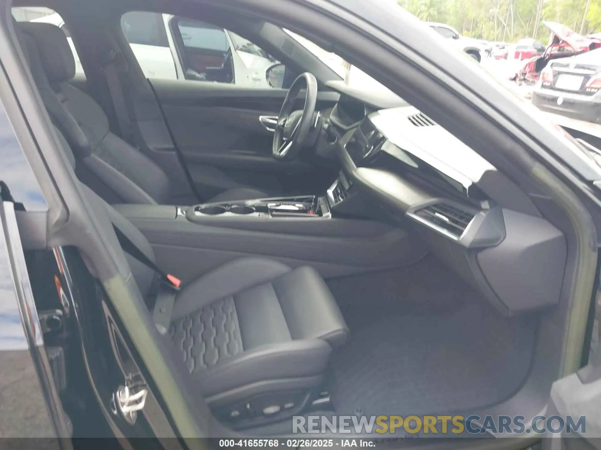 5 fotografías del automóvil dañado WAUCJBFW3P7000882 AUDI E-TRON GT 2023