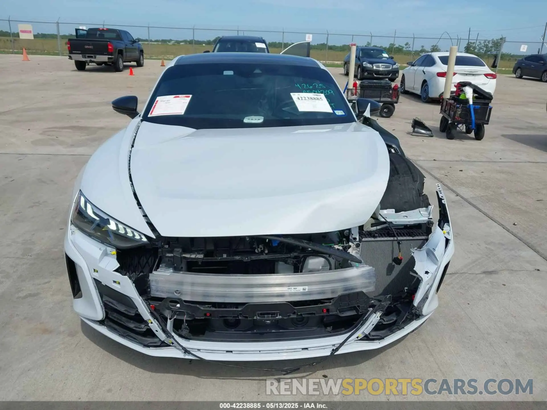 12 fotografías del automóvil dañado WAUCJBFWXP7000992 AUDI E-TRON GT 2023