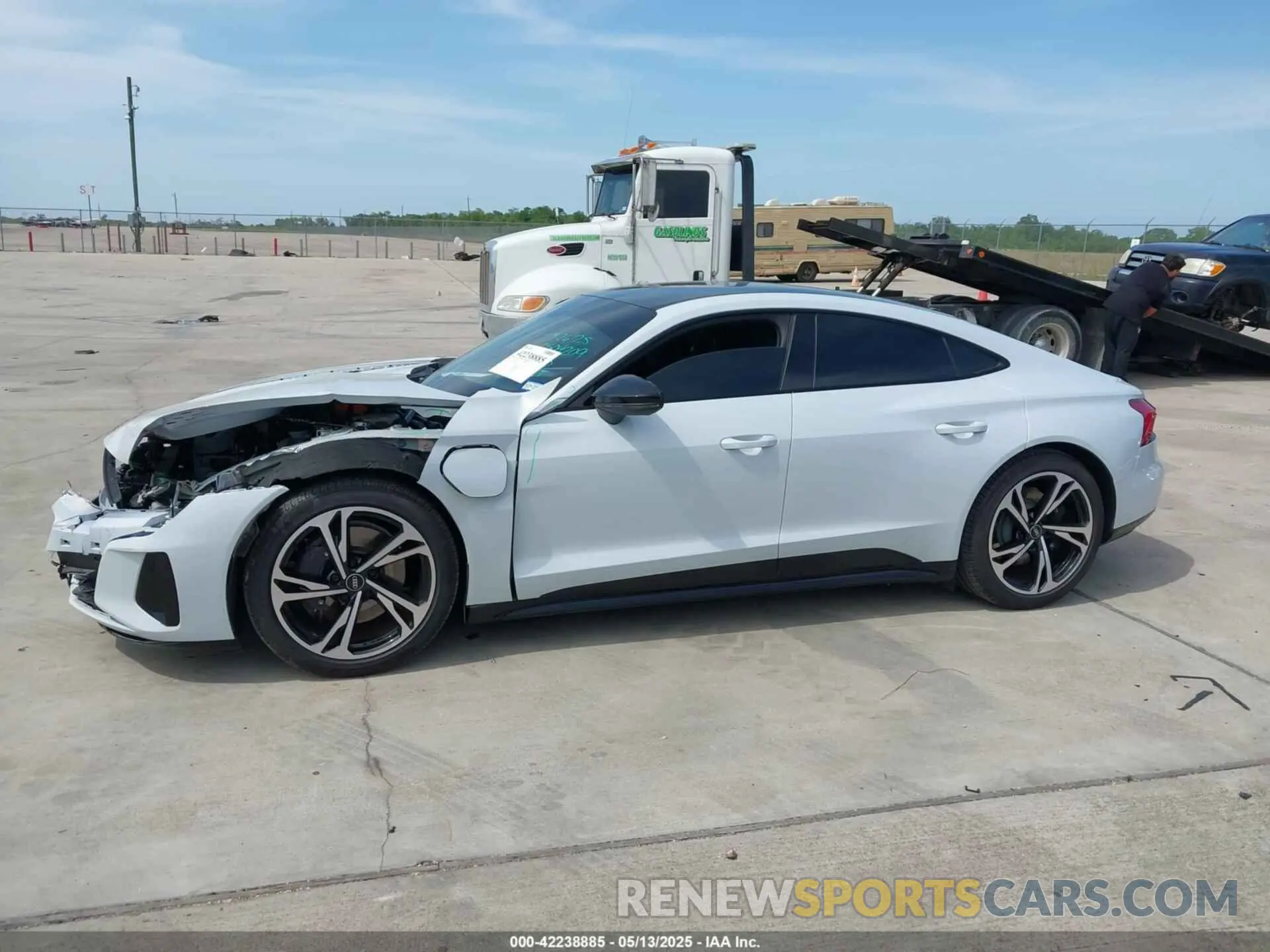 14 fotografías del automóvil dañado WAUCJBFWXP7000992 AUDI E-TRON GT 2023