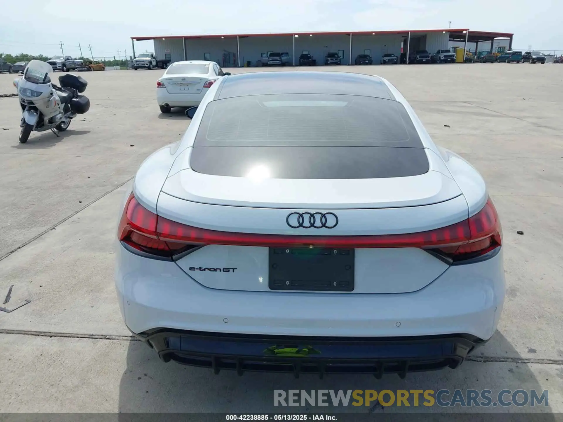 16 fotografías del automóvil dañado WAUCJBFWXP7000992 AUDI E-TRON GT 2023