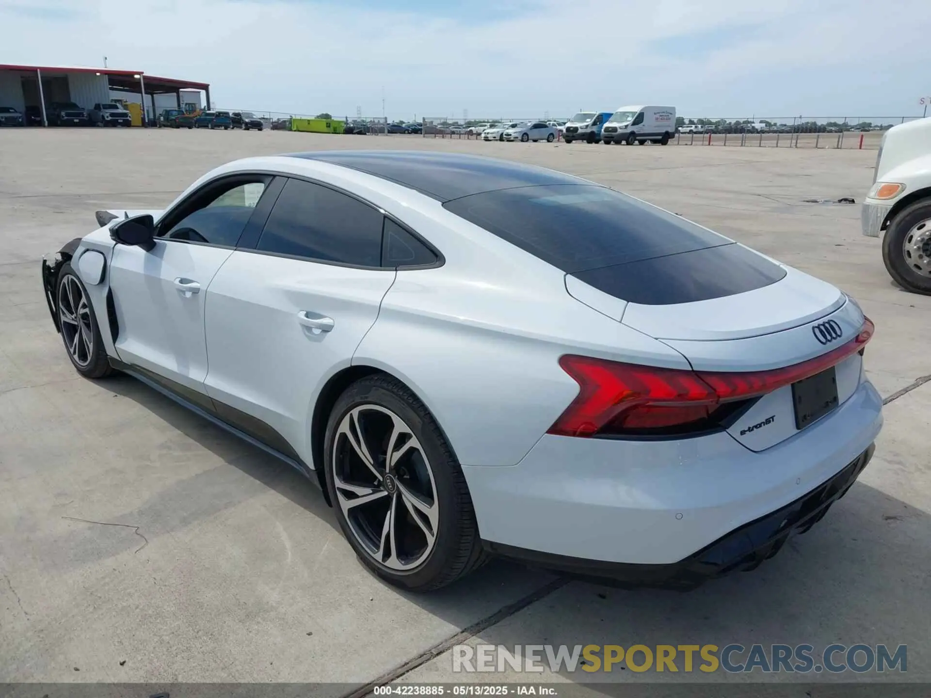 3 fotografías del automóvil dañado WAUCJBFWXP7000992 AUDI E-TRON GT 2023