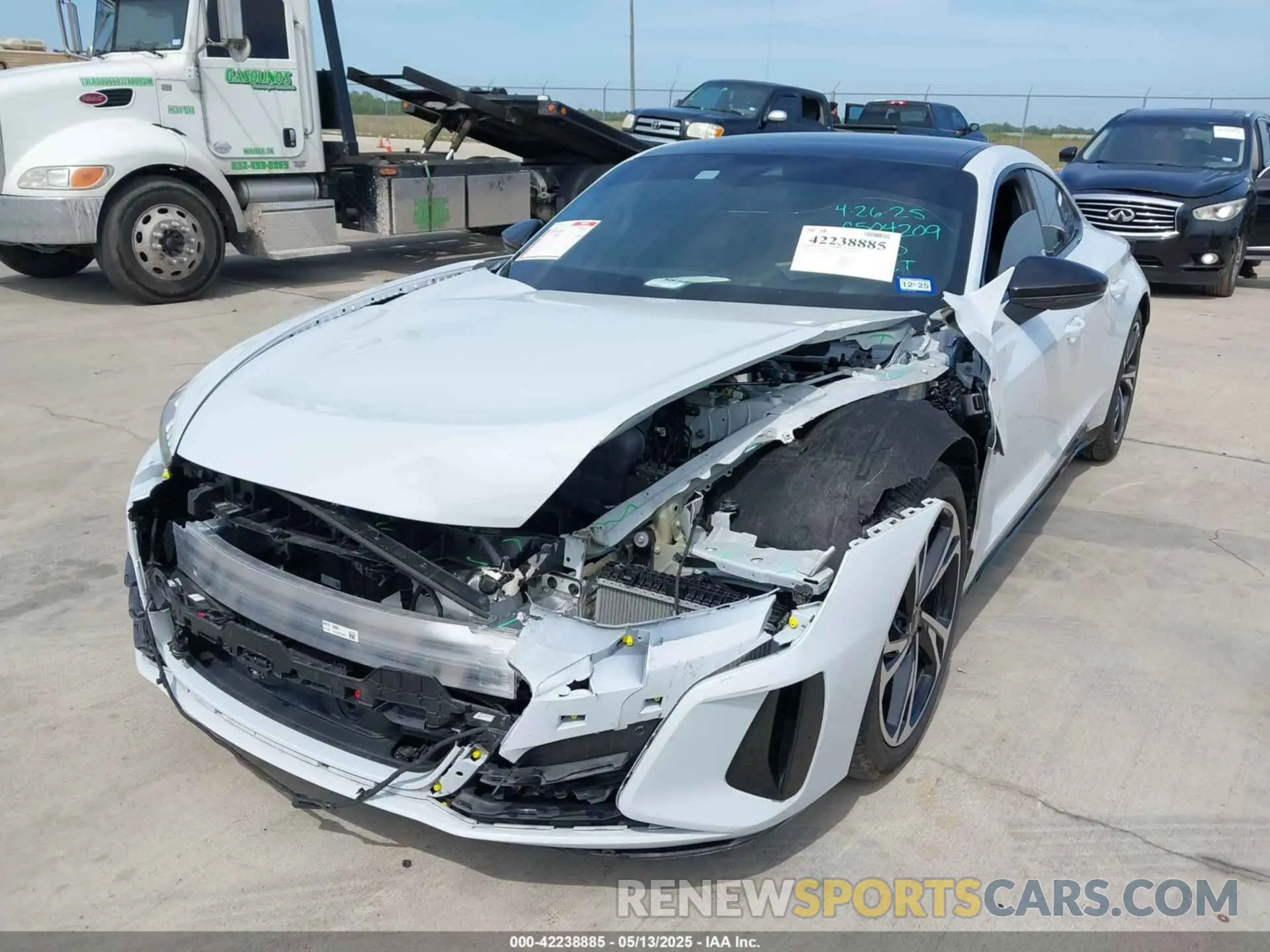 6 fotografías del automóvil dañado WAUCJBFWXP7000992 AUDI E-TRON GT 2023