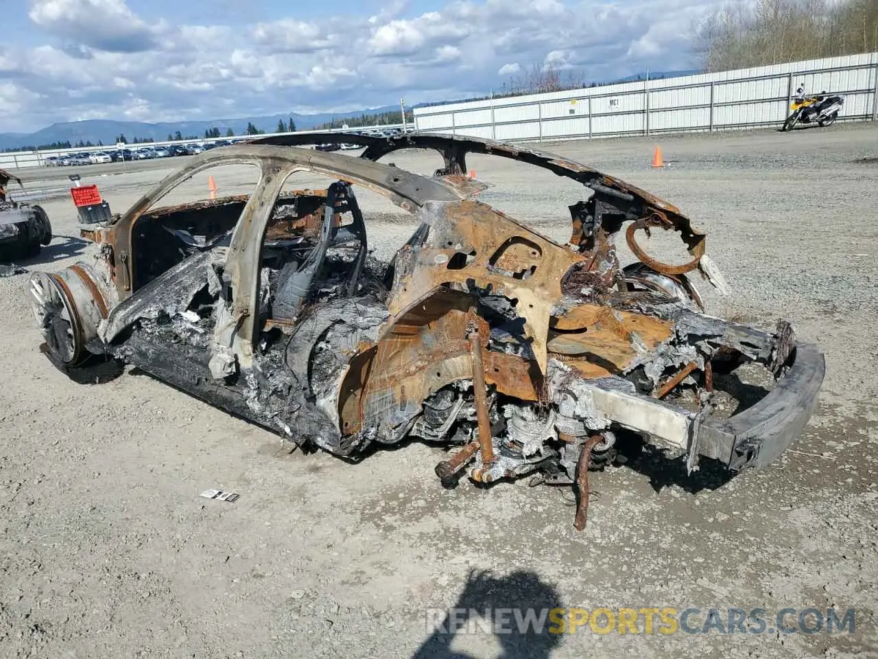 2 fotografías del automóvil dañado WAUEJBFW0P7002226 AUDI E-TRON GT 2023