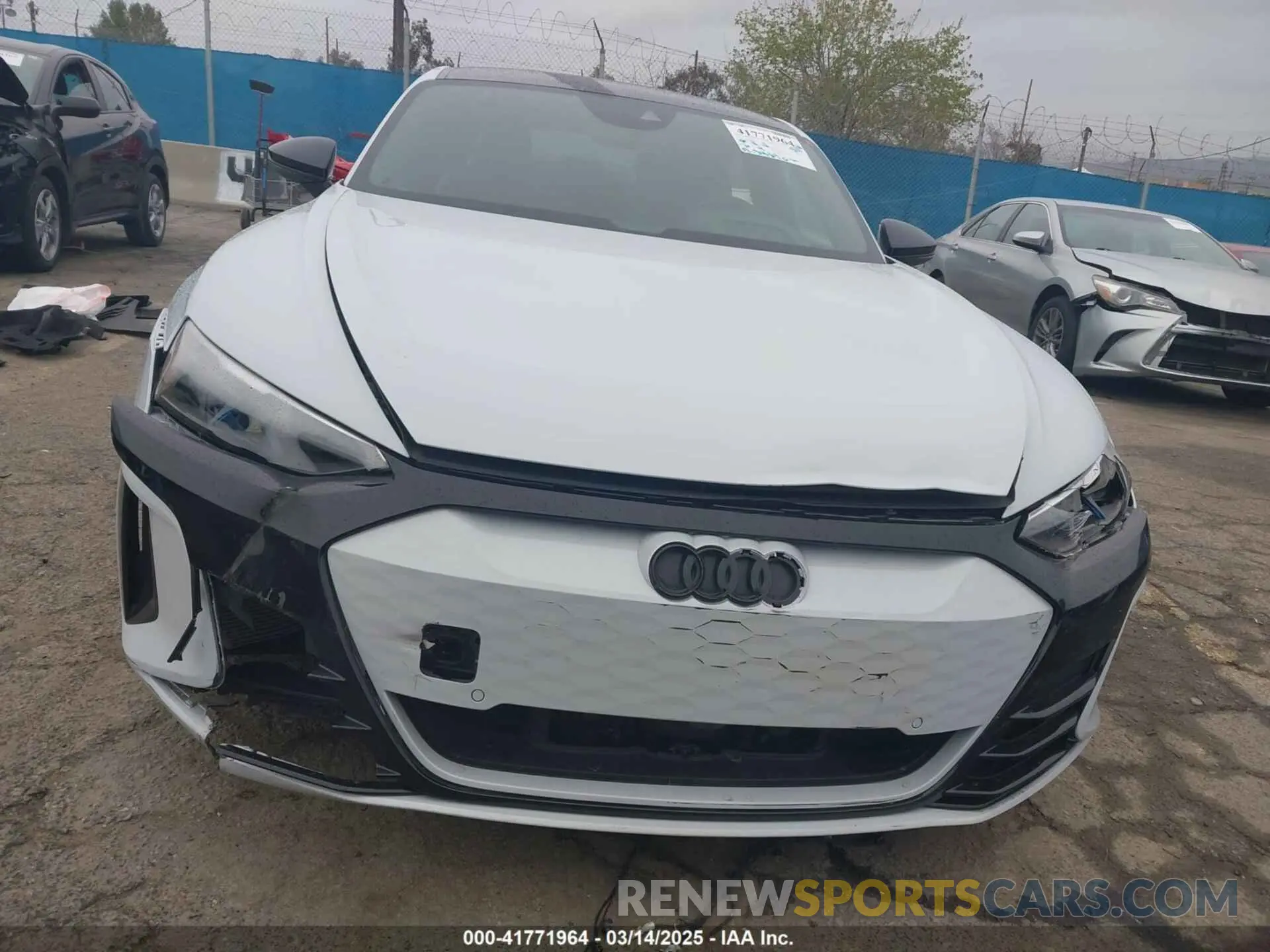 12 fotografías del automóvil dañado WAUEJBFW3P7004116 AUDI E-TRON GT 2023