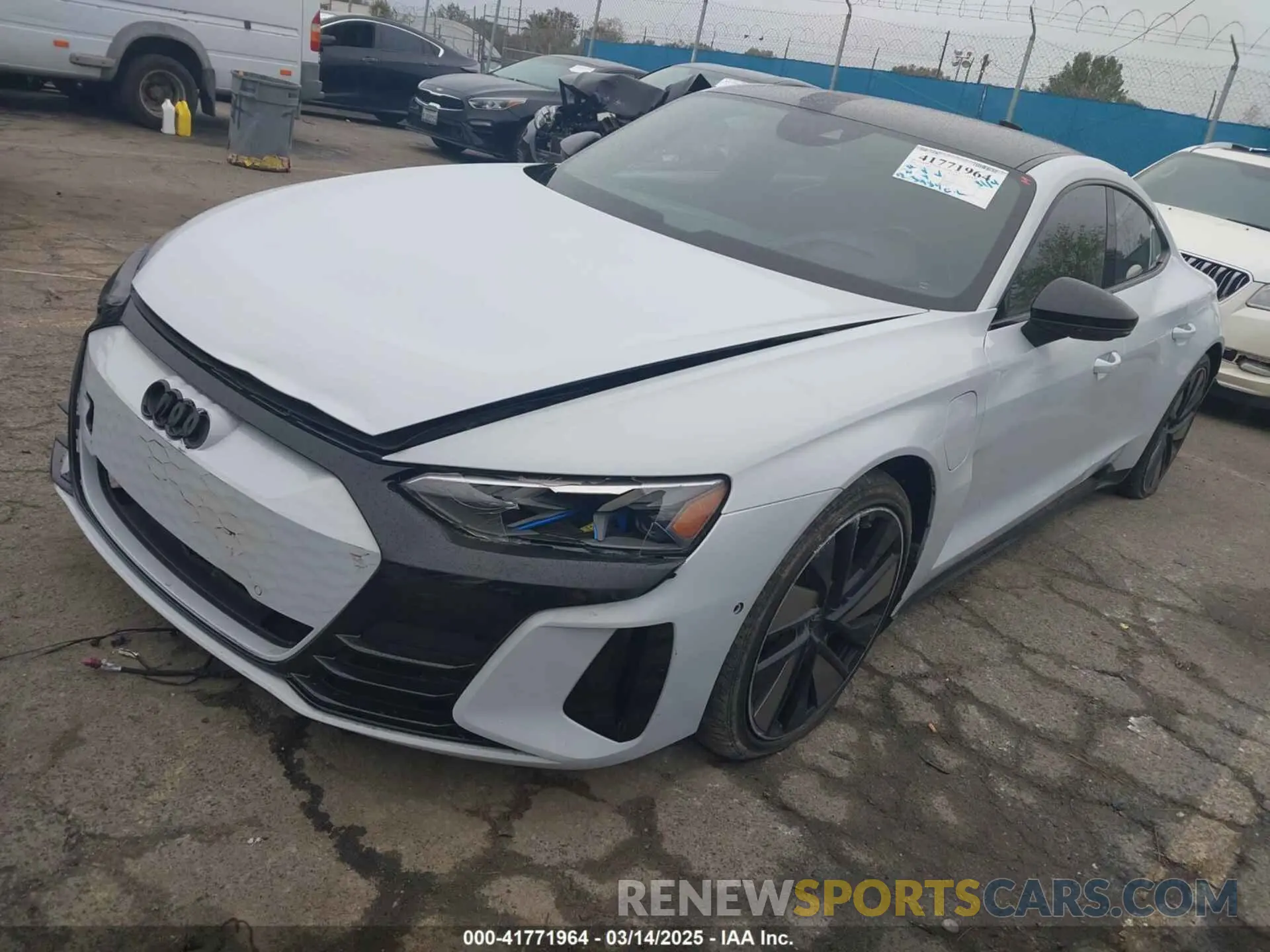 2 fotografías del automóvil dañado WAUEJBFW3P7004116 AUDI E-TRON GT 2023