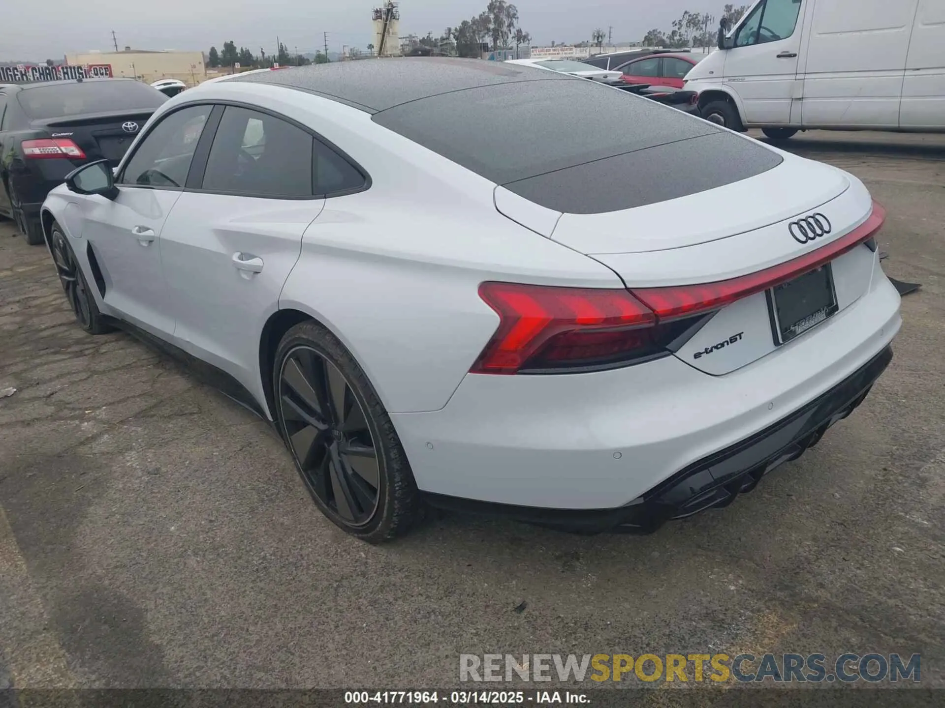 3 fotografías del automóvil dañado WAUEJBFW3P7004116 AUDI E-TRON GT 2023