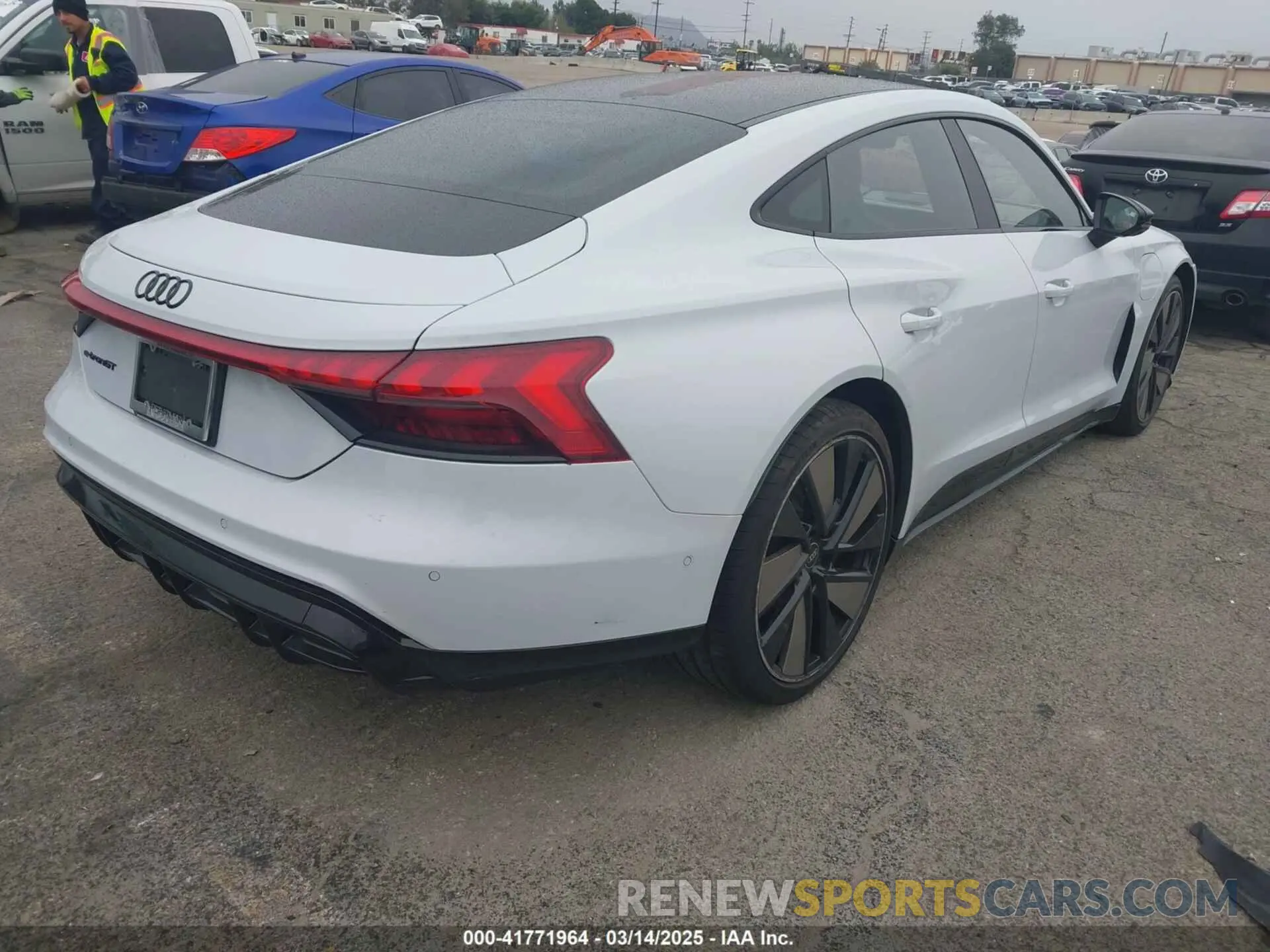 4 fotografías del automóvil dañado WAUEJBFW3P7004116 AUDI E-TRON GT 2023