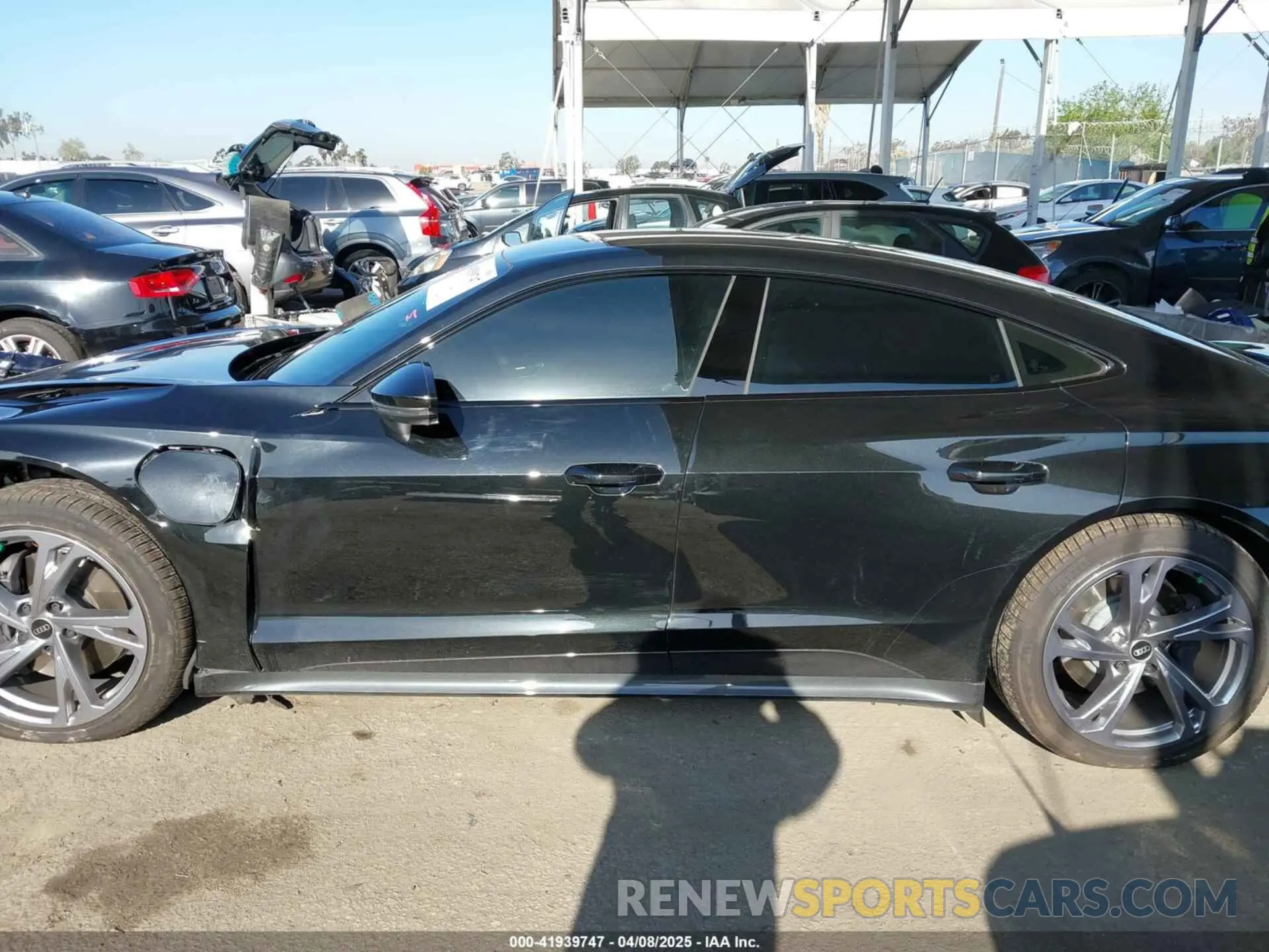 15 fotografías del automóvil dañado WAUFJBFW3P7002905 AUDI E-TRON GT 2023