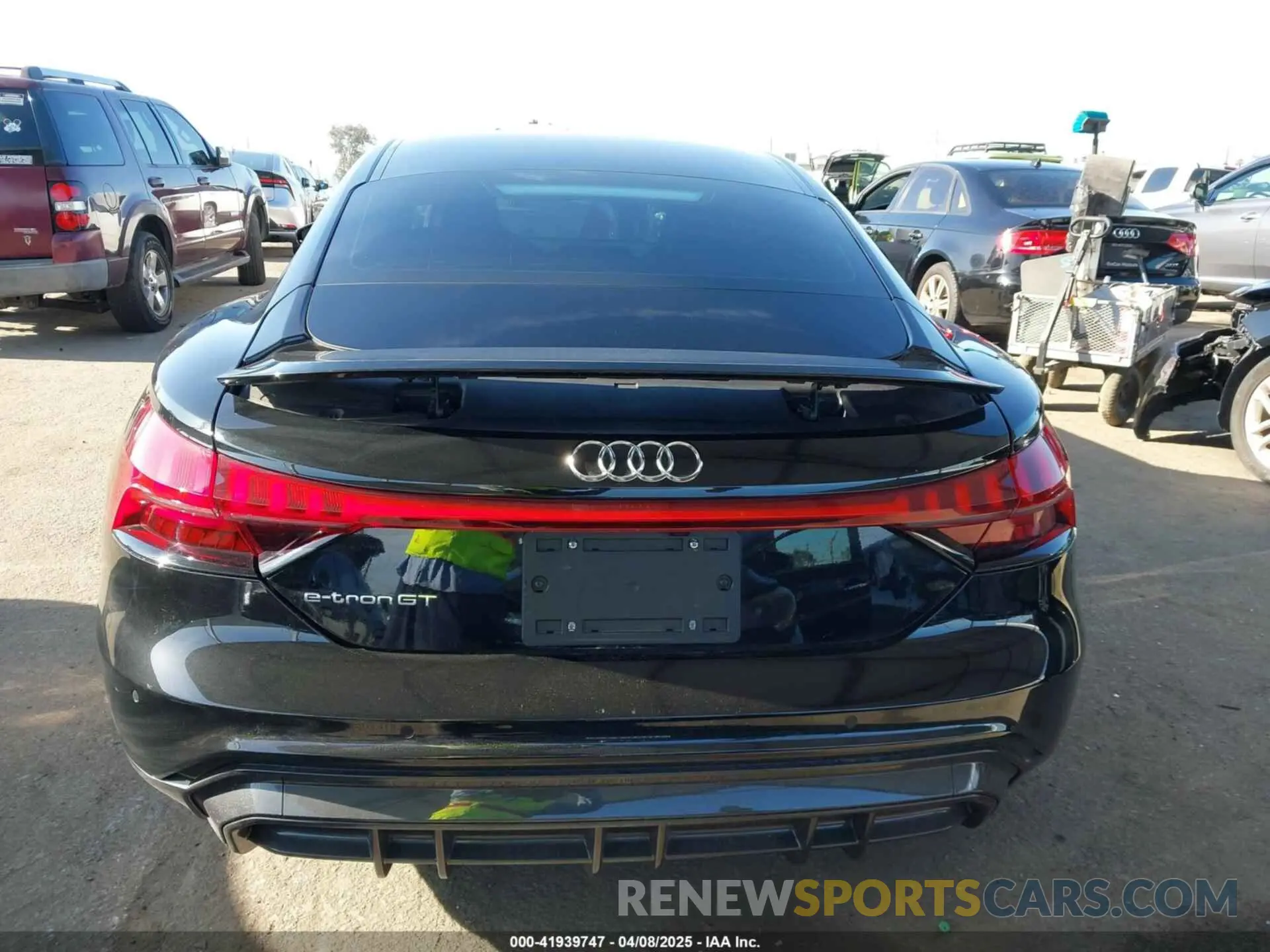 17 fotografías del automóvil dañado WAUFJBFW3P7002905 AUDI E-TRON GT 2023